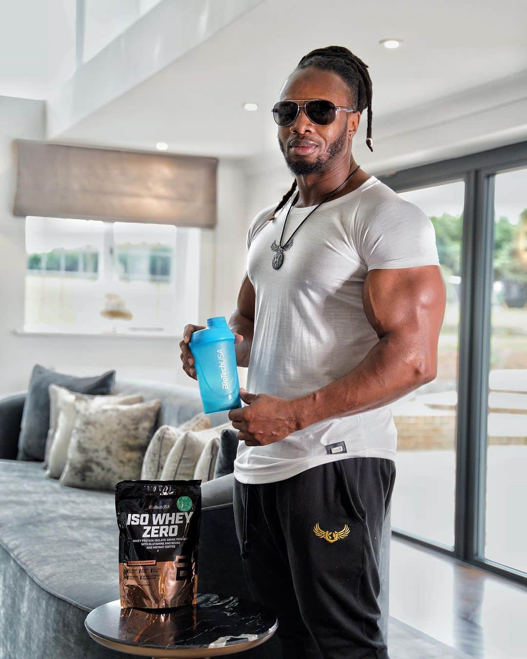 Ulissesworldさんのインスタグラム写真 - (UlissesworldInstagram)「Better yourself everyday 💪🏽  it’s always good to refuel ⛽️ @biotechusa   Recharging with BiotechUSA ISO Whey Zero after a big workout 🏋🏽‍♀️ Always push for progression.   #ulissesworld #biotechusa #protein #gym #workout #thefeelingofsuccess」11月7日 4時12分 - ulissesworld