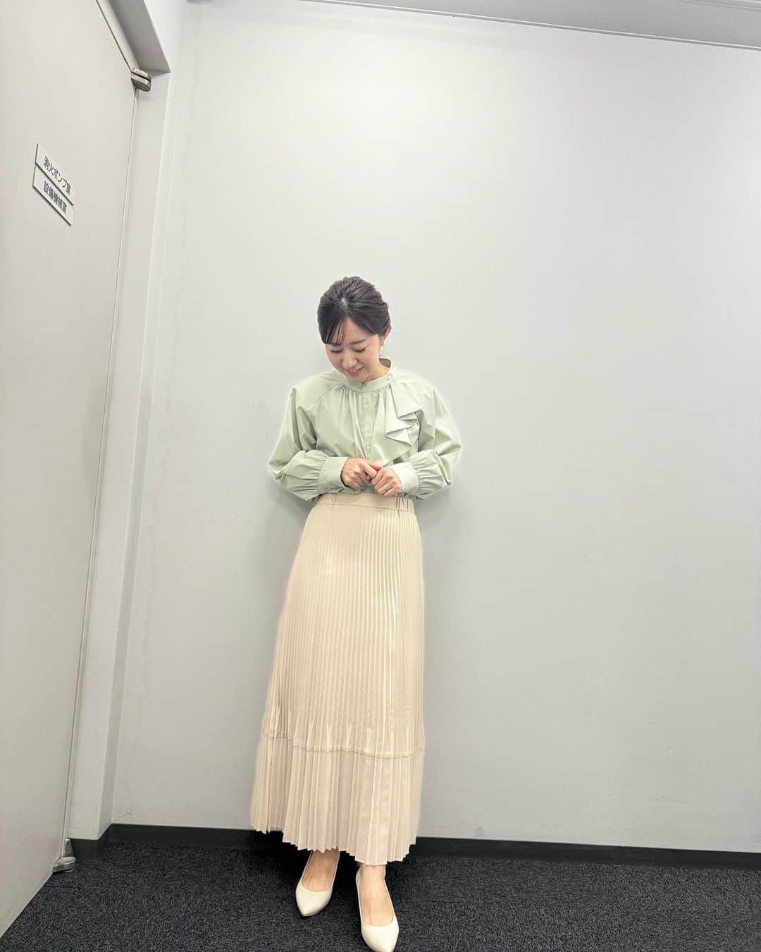 豊崎由里絵のインスタグラム：「. 衣装たち。 今週も頑張るぞー  🍀10/23(月)【ペパーミントフリルブラウス＋ベージュプリーツスカート】 →@rawfudge_official  🍀10/24(火)【白フリルブラウス＋ピンクパンツ】 →@granyamaki  🍀10/25(水）【ピンクハイネックブラウス＋白レーススカート】  🍀10/27(金)【グリーン小花柄ブラウス＋ベージュサイドパールパンツ】 パンツ→@naturalcouture_official  🍀10/30(月)【柄ハイネックブラウス＋グリーンジャンパースカート】 →@granyamaki  🍀10/31(火)【ブループリーツフリルブラウス＋白パンツ】 ブラウス→@rawfudge_official  🍀11/1(水）【白ジャガードブラウス＋グリーンパンツ】 →@rawfudge_official  🍀11/3(金)【マスタードハイネックブラウス＋ベージュ×ブラック花柄スカート】 スカート→@granyamaki」