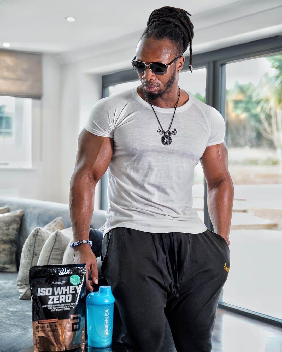 Ulissesworldのインスタグラム：「Better yourself everyday 💪🏽  it’s always good to refuel ⛽️ @biotechusa   Recharging with BiotechUSA ISO Whey Zero after a big workout 🏋🏽‍♀️ Always push for progression.   #ulissesworld #biotechusa #protein #gym #workout #thefeelingofsuccess」