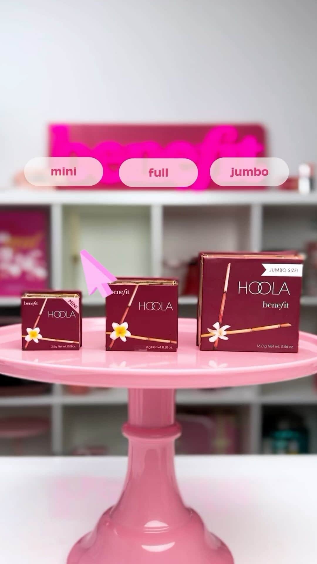 Benefit Cosmeticsのインスタグラム：「Did you know Hoola comes in 3 sizes? 😱 Now you can have a mini for your travels, full size for every day & JUMBO (yes, jumbo) for double the bronzer ✨🙌⁠ ⁠ BRB, running to get one of each 🏃‍♀️⁠ ⁠ #benefitcosmetics #hoolabronzer」