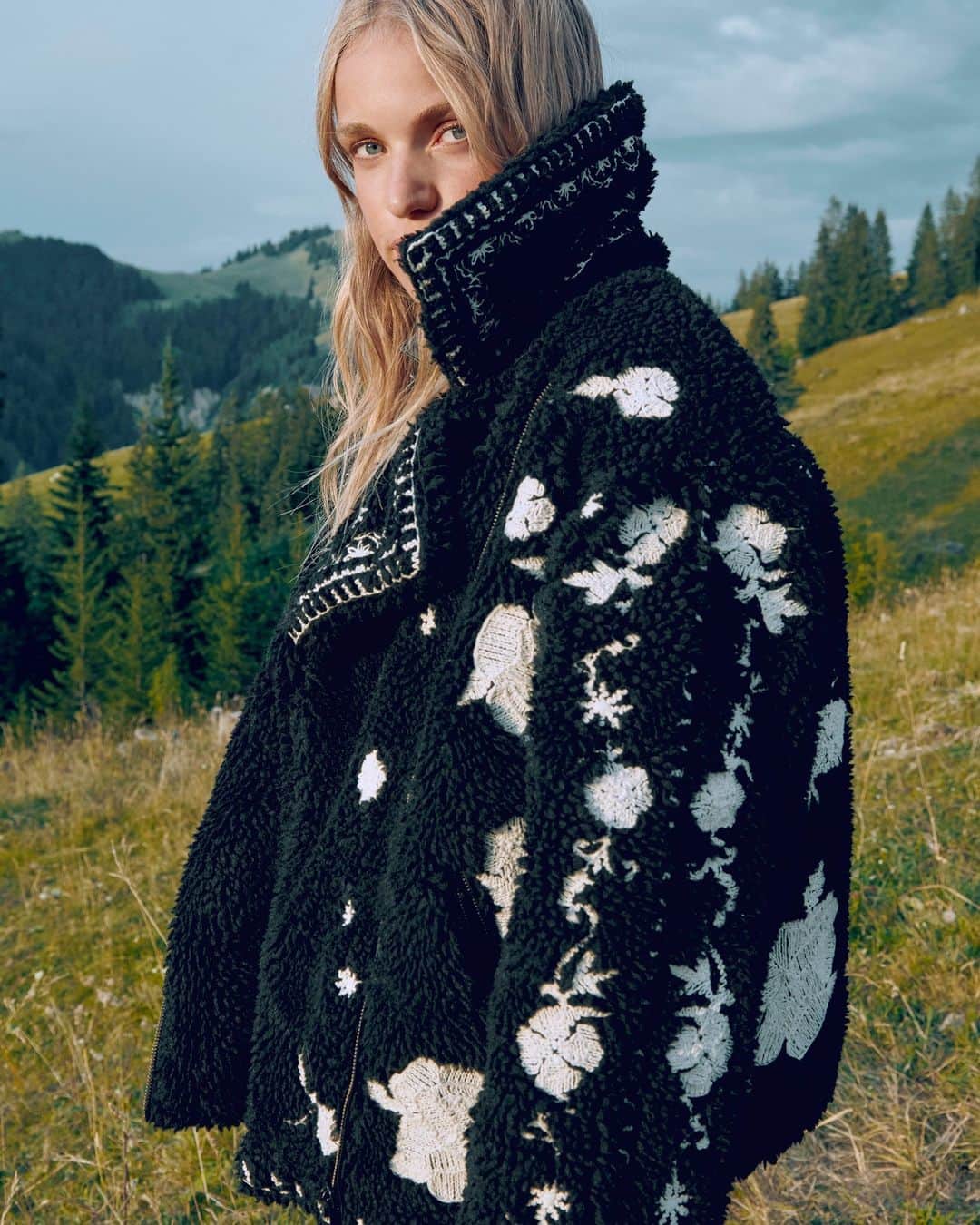 freepeopleのインスタグラム：「Introducing Free People Holiday. Link in bio to shop.」