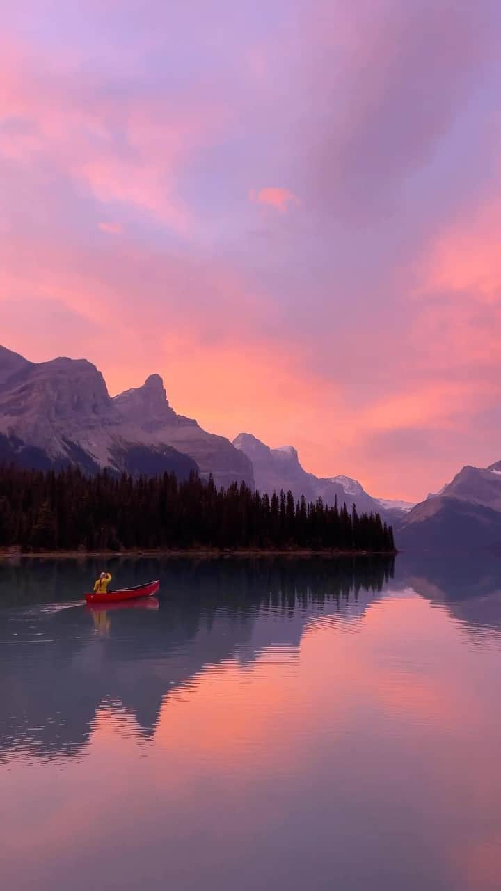 Discover Earthのインスタグラム：「A sunrise in Jasper National Park that @taniatirle will never forget 🌅  📍 Canada  🇨🇦 #DiscoverCanada with @taniatirle」