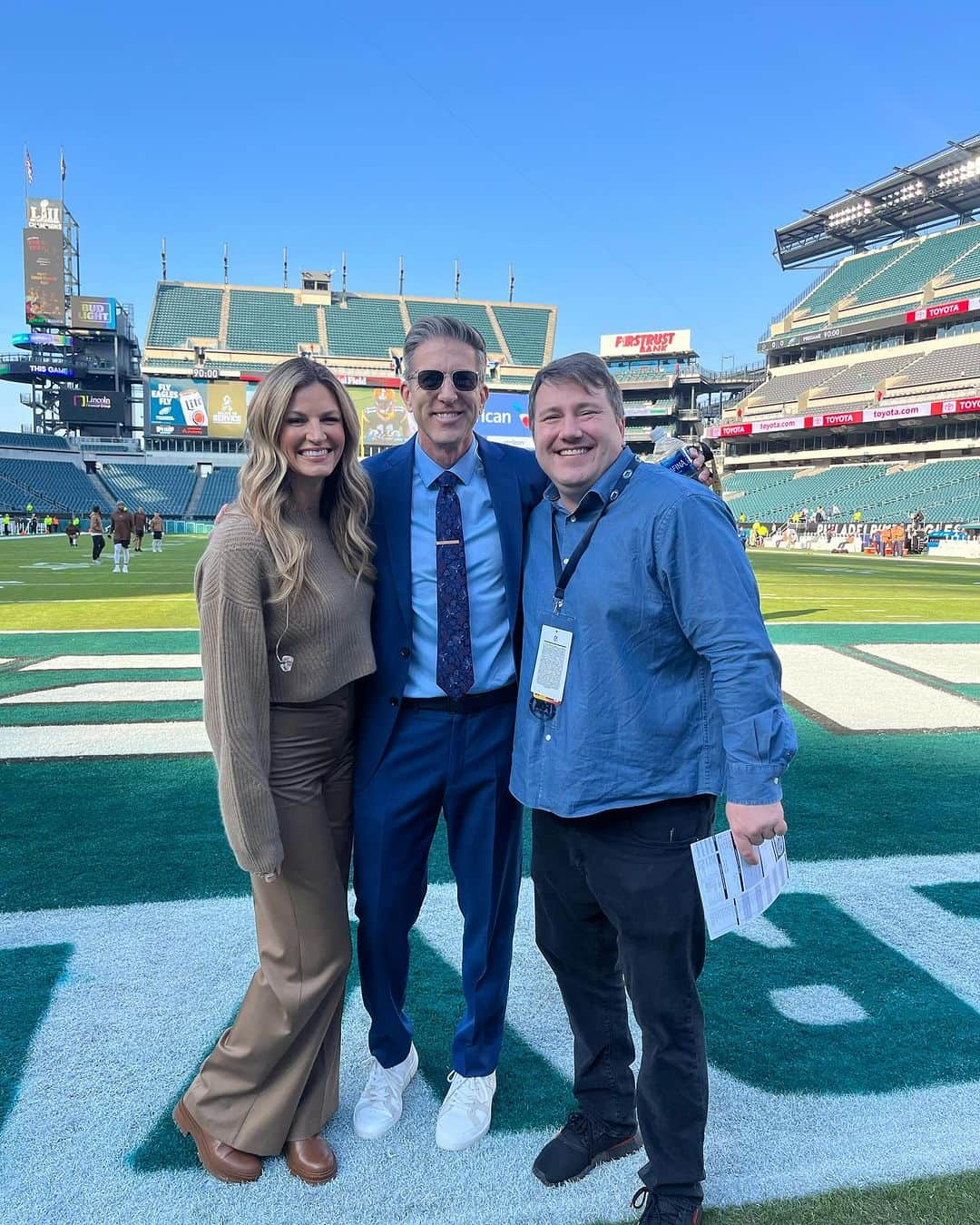 エリン・アンドリューズのインスタグラム：「Another Behind The Scenes Beauty from our @nflonfox crew is @richgross98. Not only is he one hell of a storyteller, but he is also a huge reason why our broadcast runs so smoothly. He also loves an 80’s playlist…which I adore. He’s Grossie on a shelf. Skoll this, Skoll that!」