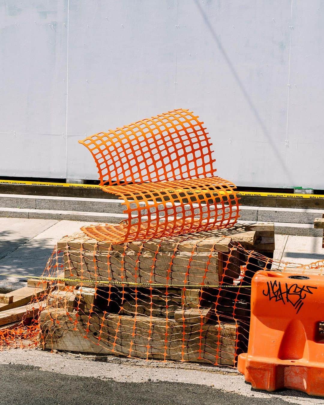 Design Milkのインスタグラム：「NYC design studio @jumbo.nyc takes "less is more" and makes it whimsical, leaving us with the Snow Fence Chair + the Foldont Chair. 👀  The Snow Fence Chair reimagines pandemic-era materials, turning humble materials into a fixed loveseat that's as unique as it is fun, while the Foldont Chair is a playful take on folding chairs, swapping metal for thick wood + birdseye veneer to offer a static yet stylish spot to sit! \\\ See more about these creative designs at the link in bio. 🔗  📸 Snow Fence Chair photography by @seandavidson.」