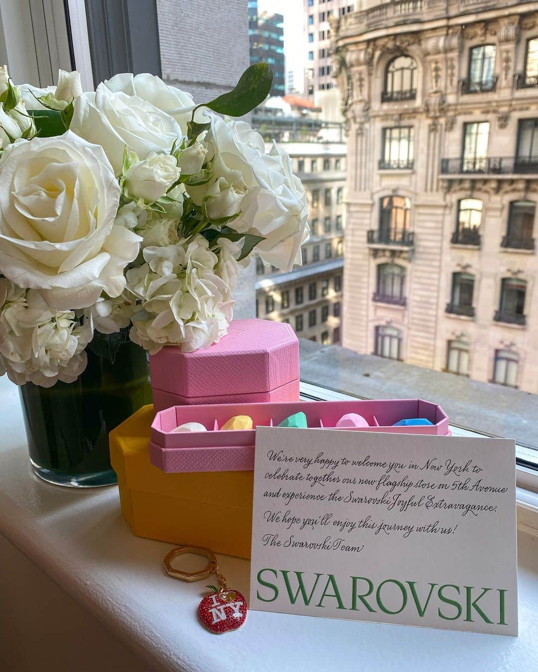 Vogue Brasilさんのインスタグラム写真 - (Vogue BrasilInstagram)「Hello, New York! Estamos na cidade para acompanhar in loco a inauguração da nova flagship da @swarovski na Quinta Avenida, que acontece no dia 07.11. Sob o comando de @giovannaengelbert desde 2020, a marca vem se revitalizando com maestria, e aproveita a abertura da loja para lançar oficialmente a colaboração que assina com a @skims, grife de shapewear de @kimkardashian. Nossa editora-assistente de moda @alicecoy já desembarcou na cidade - acompanhe toda a cobertura nos próximos dias por aqui!」11月7日 5時00分 - voguebrasil