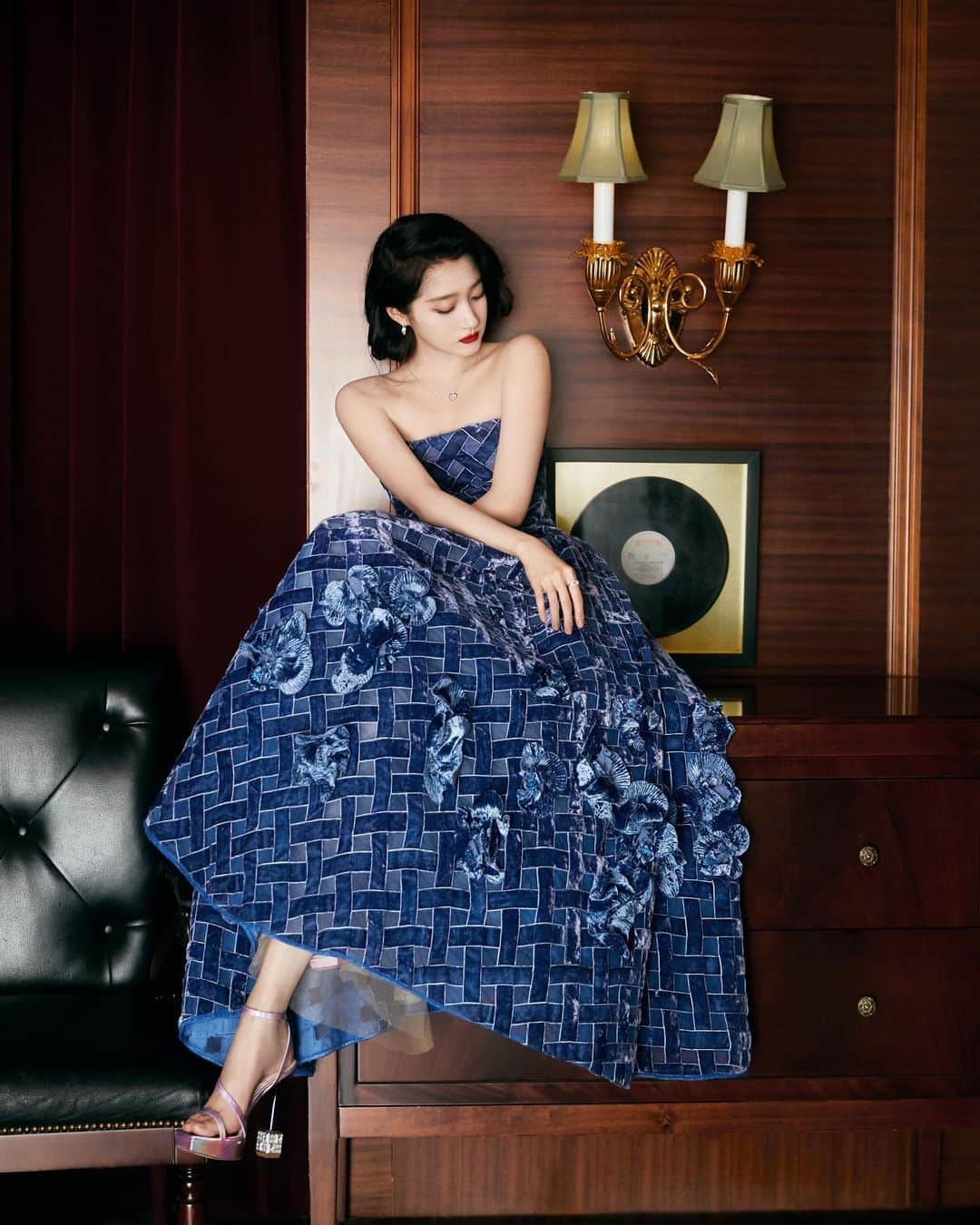 クアン・シャオトン（Guan Xiaotong）のインスタグラム：「💙🤎💙🤎💙」