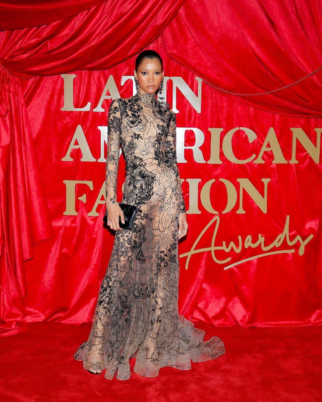 オスカーデラレンタさんのインスタグラム写真 - (オスカーデラレンタInstagram)「For the Latin American Fashion Awards, @lineisymontero stuns in the #odlrfall2023 sketched floral thread work gown and #odlrprefall2023 dahlia mini. #odlrredcarpet #LosAwards」11月7日 4時28分 - oscardelarenta