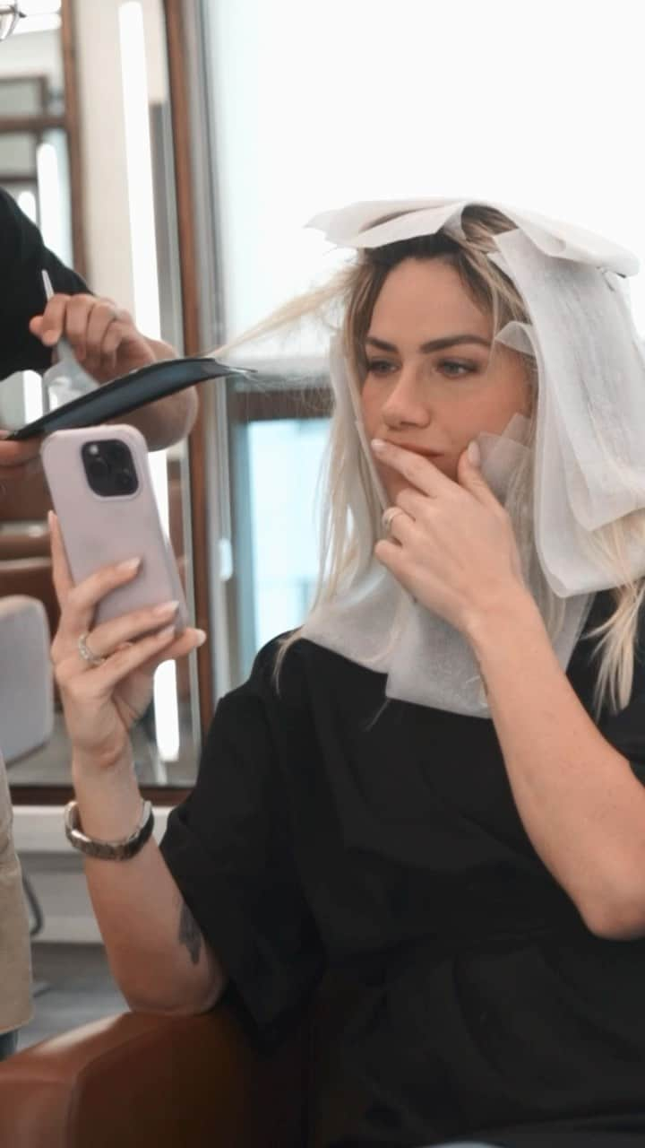 Giovanna Ewbankのインスタグラム：「Cadê as loiras que me seguem???  Tem novidade maravilhosa na @braehaircare para todas as loiras! O lançamento: LINHA BLOND REPAIR repara o cabelo dos danos dos processos químicos da coloração e claro que já tô aproveitando! Dia do cabelo maluco agora vai ser só brincadeira de criança mesmo! 😉 #braehaircare | publi」