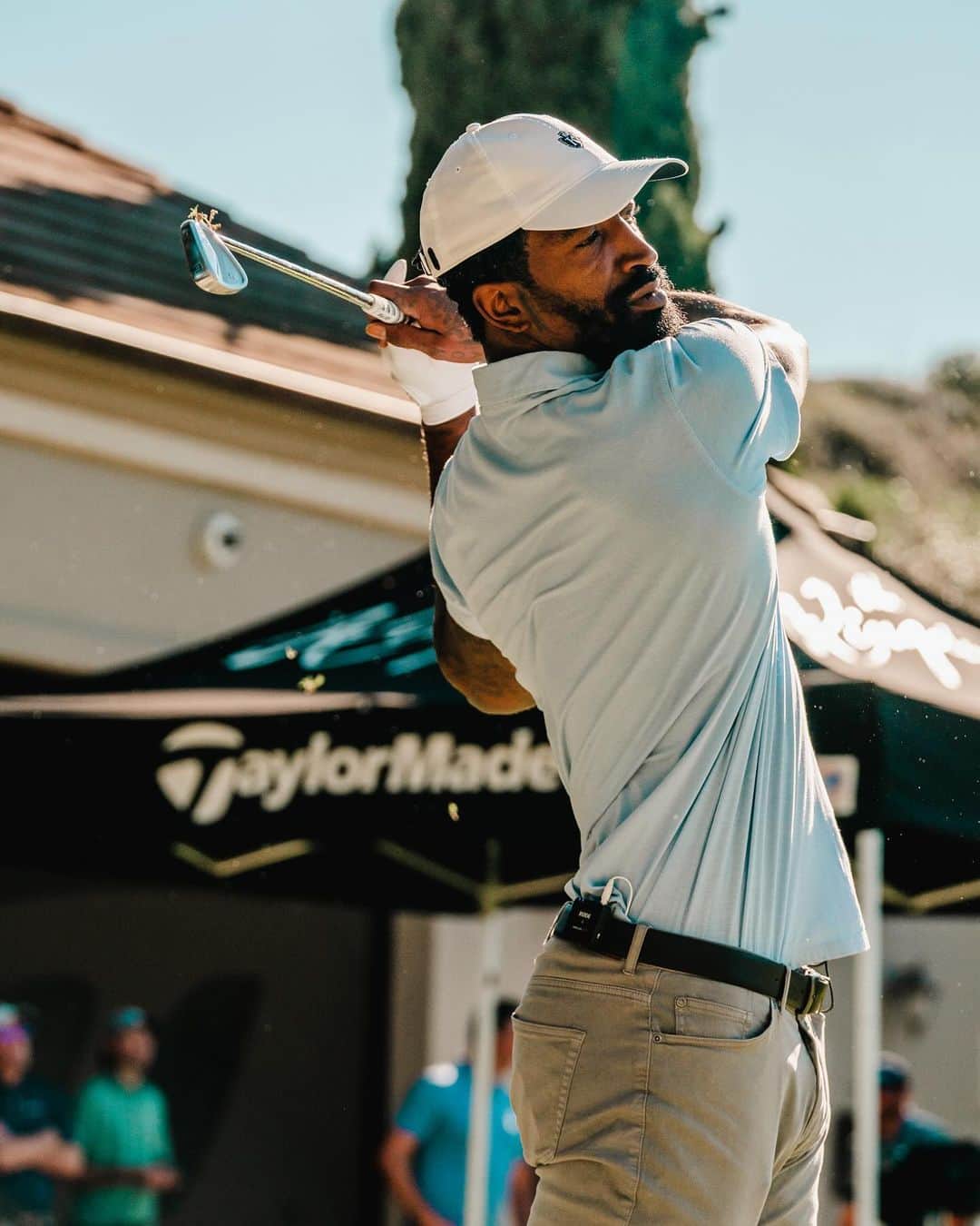 J・R・スミスのインスタグラム：「Starting this game late opened my eyes to a lot of things. Now, I'm teaming with @taylormadegolf for the 100 Hole Hike, backing @yocgolf. They're changing kids' lives through golf, offering more than just a game – they're giving opportunities, mentors and a future.   So hit that link in my bio, drop a dime, and let's show these kids what we're made of! 💪🏾⛳️ #GolfLife #GameChanger #YouthOnCourse #100HoleHike #TeamTaylorMade 🏌🏾‍♂️✊🏾」