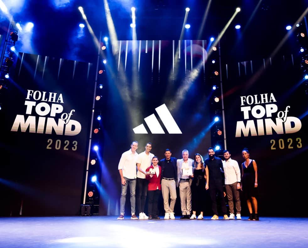 アルトゥール・ザネッティのインスタグラム：「*O TOP OF MIND É NOSSO!* 🏆  Em 2023, a adidas foi reconhecida por mais um ano no tradicional prêmio da Folha de S. Paulo. A marca das três listras foi premiada na categoria "Marca que Representa o Brasil", reforçando sua credibilidade junto ao público no ano em que comemora os 50 anos de presença no Brasil. Um prêmio de todos os parceiros comerciais, embaixadores da marca, fornecedores e todos os colaboradores que representam orgulhosamente o time ///.  @adidas @adidasbrasil  #criadocomadidas」
