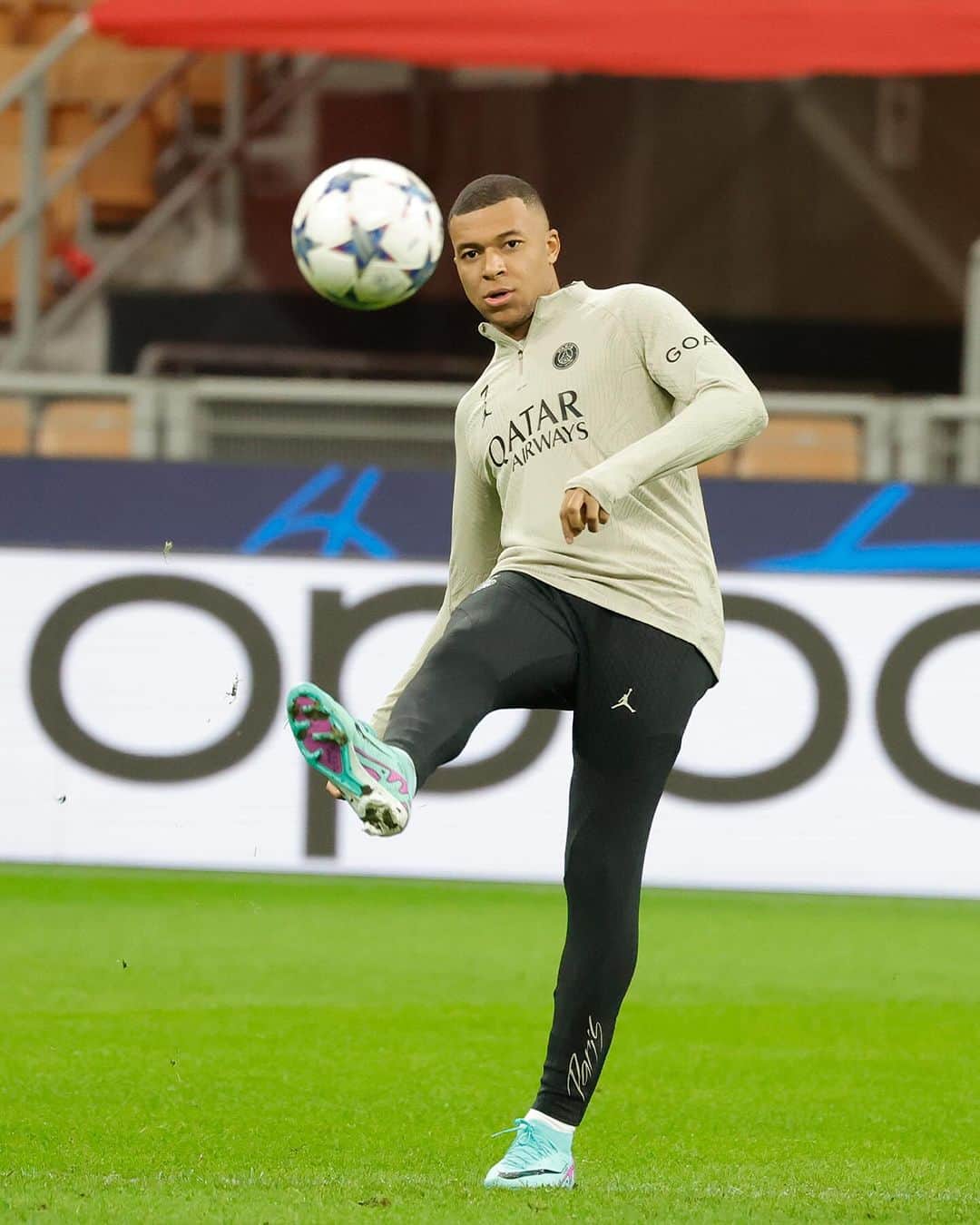 のインスタグラム：「Day before @championsleague return! ✨🏆 Veille de @championsleague ! ✨🏆  #ACMPSG | #UCL」