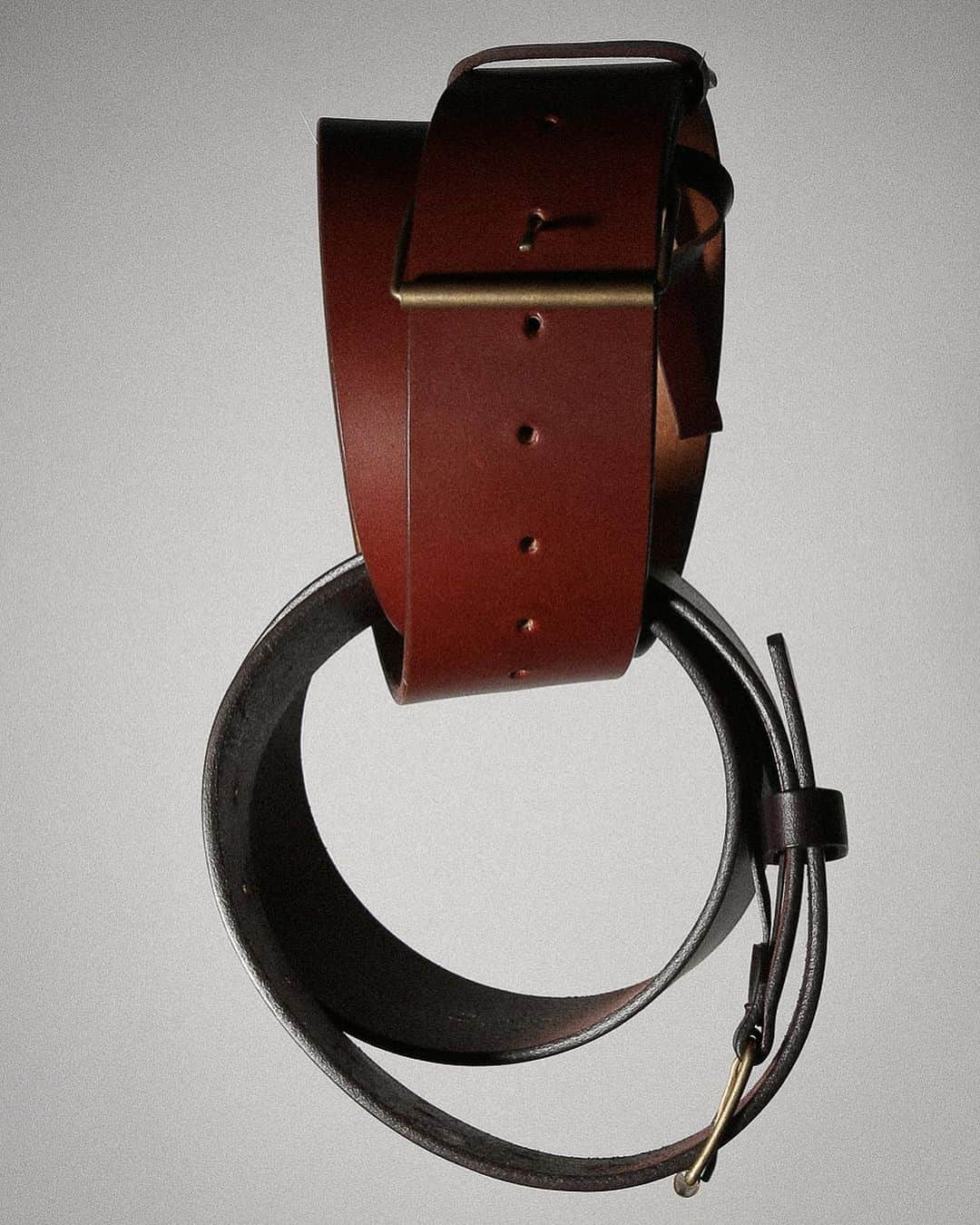 JanessaLeoneのインスタグラム：「JETT____ A thick leather belt with a statement buckle, handcrafted in LA and meant for everyday wear. ⁠ ⁠」