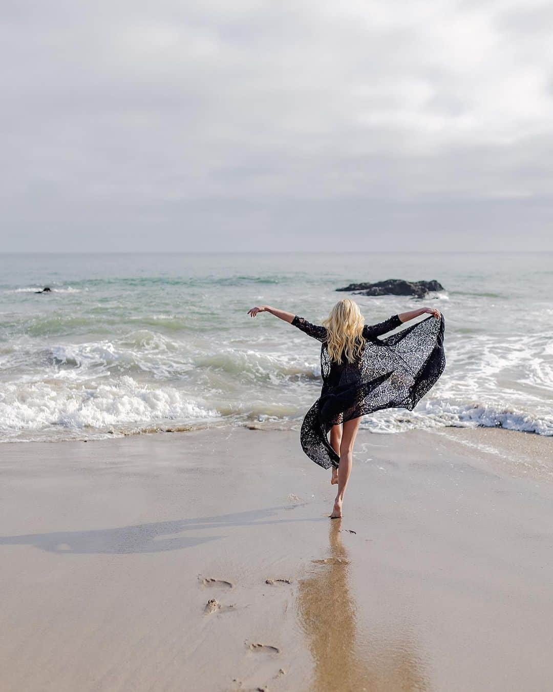 キャサリン・マクナマラさんのインスタグラム写真 - (キャサリン・マクナマラInstagram)「“The ocean is a powerful force, but so is the human spirit.” ~ Thoreau ❦」11月7日 4時48分 - kat.mcnamara