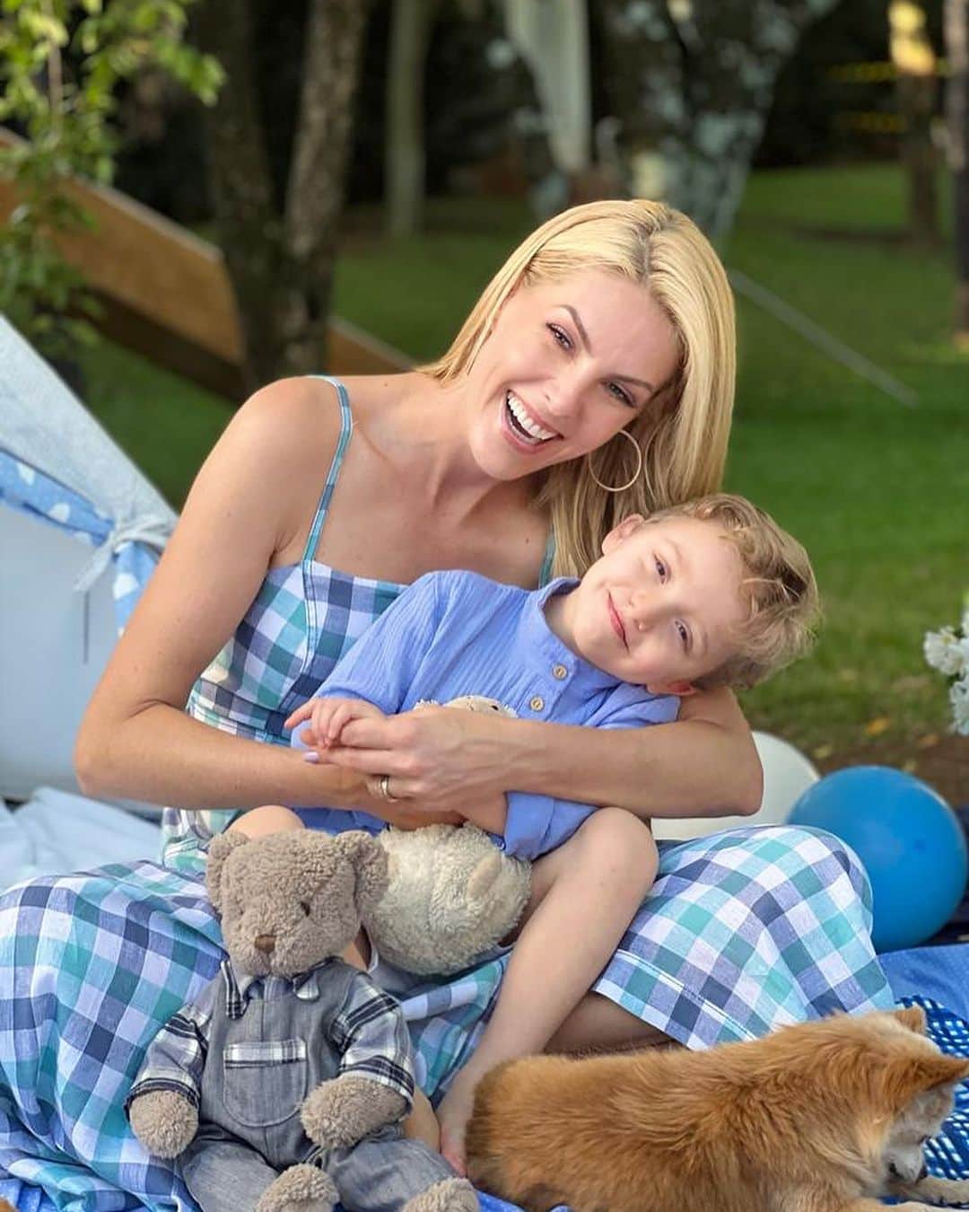 Ana Hickmannのインスタグラム：「Dia 06 de novembro foi o dia que você escolheu para trazer luz, alegria e muito amor pra nossa vida!!! O tempo voa 🥰, hoje você completa 5 aninhos!!! A Dinda te ama muito Francisco. Que papai do céu sempre te proteja, você merece toda a felicidade e amor desse mundão! FELIZ ANIVERSÁRIO 🎂🍭❤️!!! #bdaychico #bday #francisco #amor #familia」