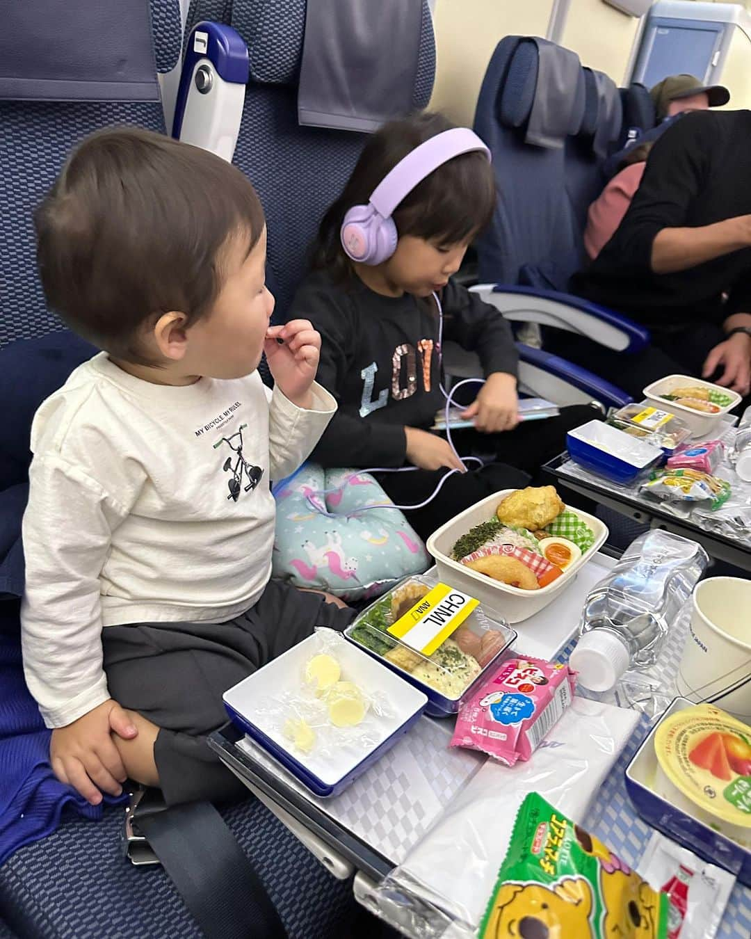 吉田ちかさんのインスタグラム写真 - (吉田ちかInstagram)「Hey guys! We are in Seattle! Our stay back in March was way too short - just four days! So we’ll be staying a little longer this time😊  And today we’re celebrating Suri’s 15th birthday🎂 I’m sure Tara will be joining us in spirit💕  YouTubeでは、夏にいったヨーロッパの旅がアップされていますが、リアルタイムではまた新しい旅が始まっています！新しいとは言え、今回は何度もシェアしている実家のシアトルです❤️  3月に来た時は4日間だけだったので、今回はもう少しゆっくりの滞在😊今日はスリの誕生日パーティーをします🎂タラも天国から参加してくれるはず🥹❤️  インスタではなるべくリアルタイムに色々とシェアしますので、YouTubeと合わせて見てください💕ヨーロッパのちか旅もこれからどんどんアップされるので、hope you enjoy it!!   後ろに写ってるのは Mt. Rainier🏔空港が大幅にリノベーションされて、こんな絶景スポットができててびっくり！ストーリーのクイズでは、スイス？と答えた方が多かが多くてびっくり！でも、ワシントン州はそれだけ自然が綺麗かも！スイスも行ってみたいけどね😆🇨🇭  #子連れ旅行 #こどものいる暮らし #海外旅行 #アメリカ #旅」11月7日 11時00分 - bilingirl_chika