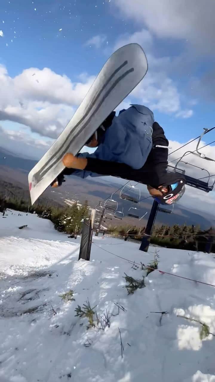 アナログクロージングのインスタグラム：「With 10+ resorts spinning lifts in North America, the 2023-24 season has officially started ❄️   @lj_henriquez warming up at @woodwardkillington  🎥 @sebs__diaz__ #Burton #Snowboarding」