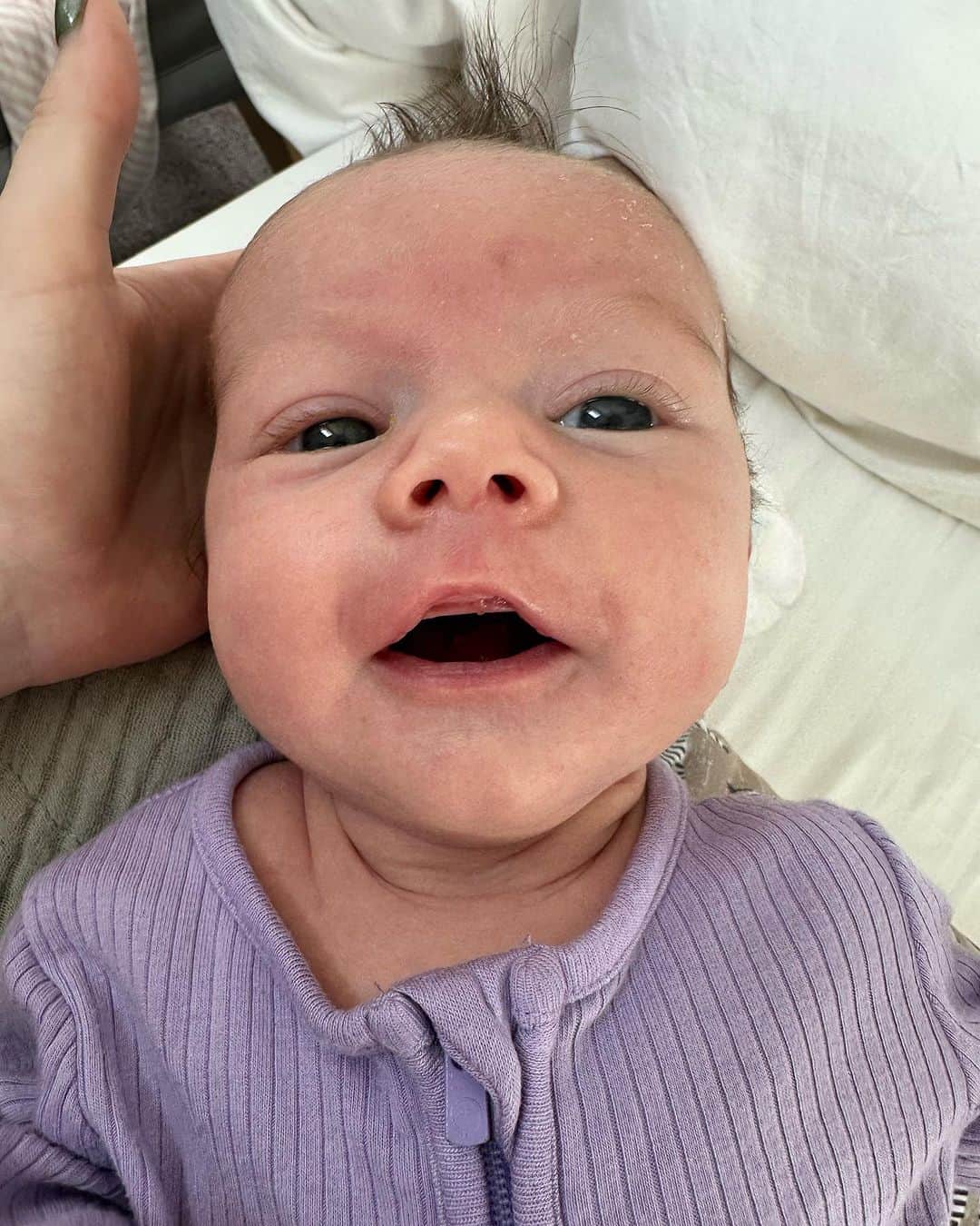 ミカイラ・スキナーさんのインスタグラム写真 - (ミカイラ・スキナーInstagram)「It’s the little moments like these that keep me going! Becoming a mom has been the hardest and most challenging thing I have ever done. Most days I just cry and feel like the hard days are never going to end but then I remember how precious this life is and how grateful I am to have such a beautiful little girl. Charlotte is the biggest blessing in my life and Jonas has been the best dad. My heart is so full♥️」11月7日 4時59分 - mykaylaskinner2016