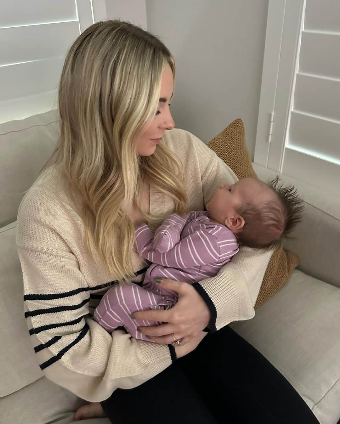 ミカイラ・スキナーさんのインスタグラム写真 - (ミカイラ・スキナーInstagram)「It’s the little moments like these that keep me going! Becoming a mom has been the hardest and most challenging thing I have ever done. Most days I just cry and feel like the hard days are never going to end but then I remember how precious this life is and how grateful I am to have such a beautiful little girl. Charlotte is the biggest blessing in my life and Jonas has been the best dad. My heart is so full♥️」11月7日 4時59分 - mykaylaskinner2016