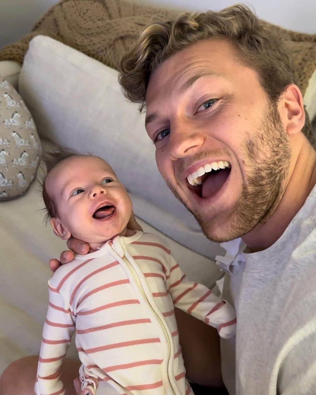 ミカイラ・スキナーさんのインスタグラム写真 - (ミカイラ・スキナーInstagram)「It’s the little moments like these that keep me going! Becoming a mom has been the hardest and most challenging thing I have ever done. Most days I just cry and feel like the hard days are never going to end but then I remember how precious this life is and how grateful I am to have such a beautiful little girl. Charlotte is the biggest blessing in my life and Jonas has been the best dad. My heart is so full♥️」11月7日 4時59分 - mykaylaskinner2016