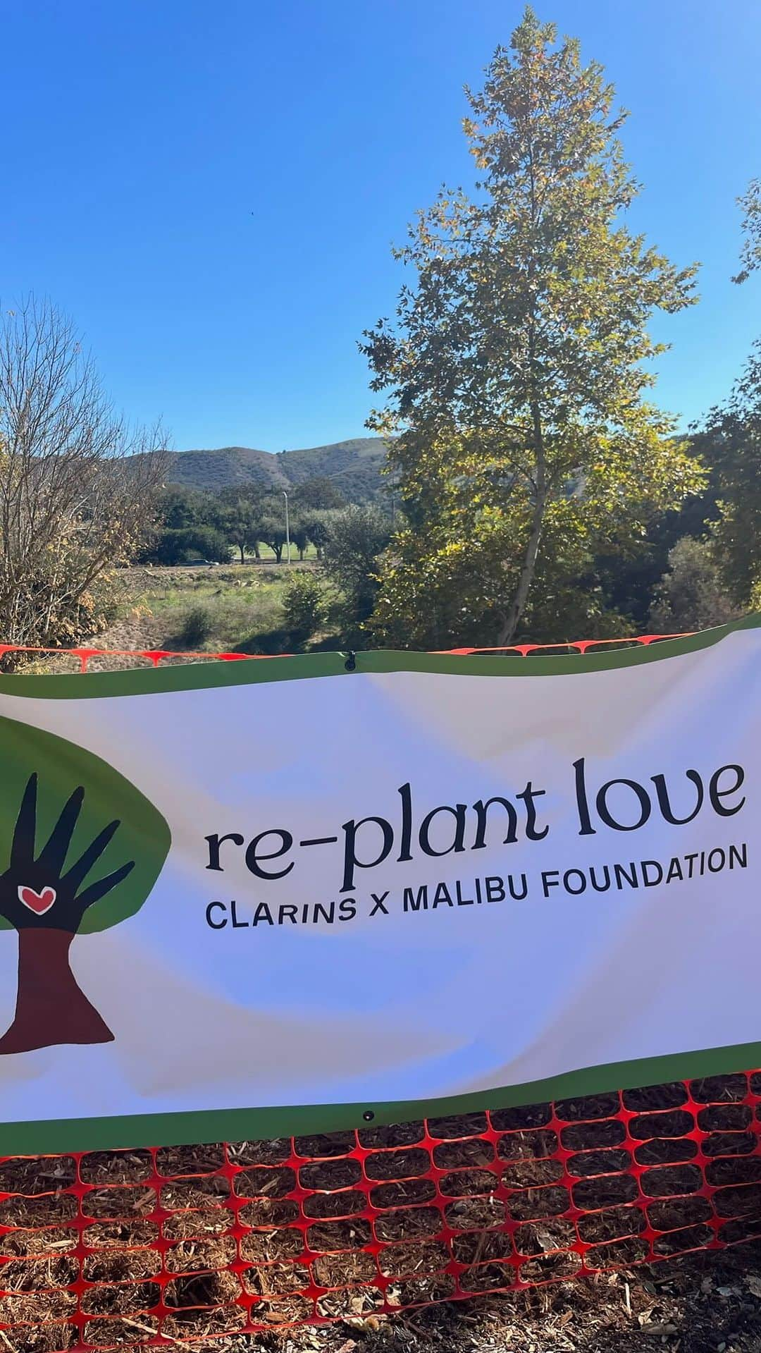 CLARINSのインスタグラム：「Replant Love 2023: A community planting event with the first micro forest in the Santa Monica Mountains. This way of planting mimics nature, increasing survivability, cooperation, and competition, leading to faster growing plants, increased biodiversity, and less dependence on water. This micro forest includes a total of 500 curated, new plants and will also serve as a seed bank, leading to additional micro forests being planted.  #clarins #replantlove #microforest #miyawakimethod #replanting #ecosystem #biodiversity #californianativeplants」