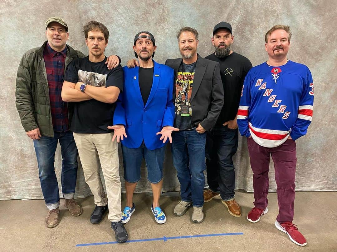 ケヴィン・スミスのインスタグラム：「Mallrats, 28 years later. @jasonlee, @jaymewes, me, @jeremylondonactor, @ethansuplee & @briancohalloran! Thank you to the @twincitiescon for bringing us all back to Minnesota together for the first time since 1995. #KevinSmith #mallrats #twincitiescomiccon」