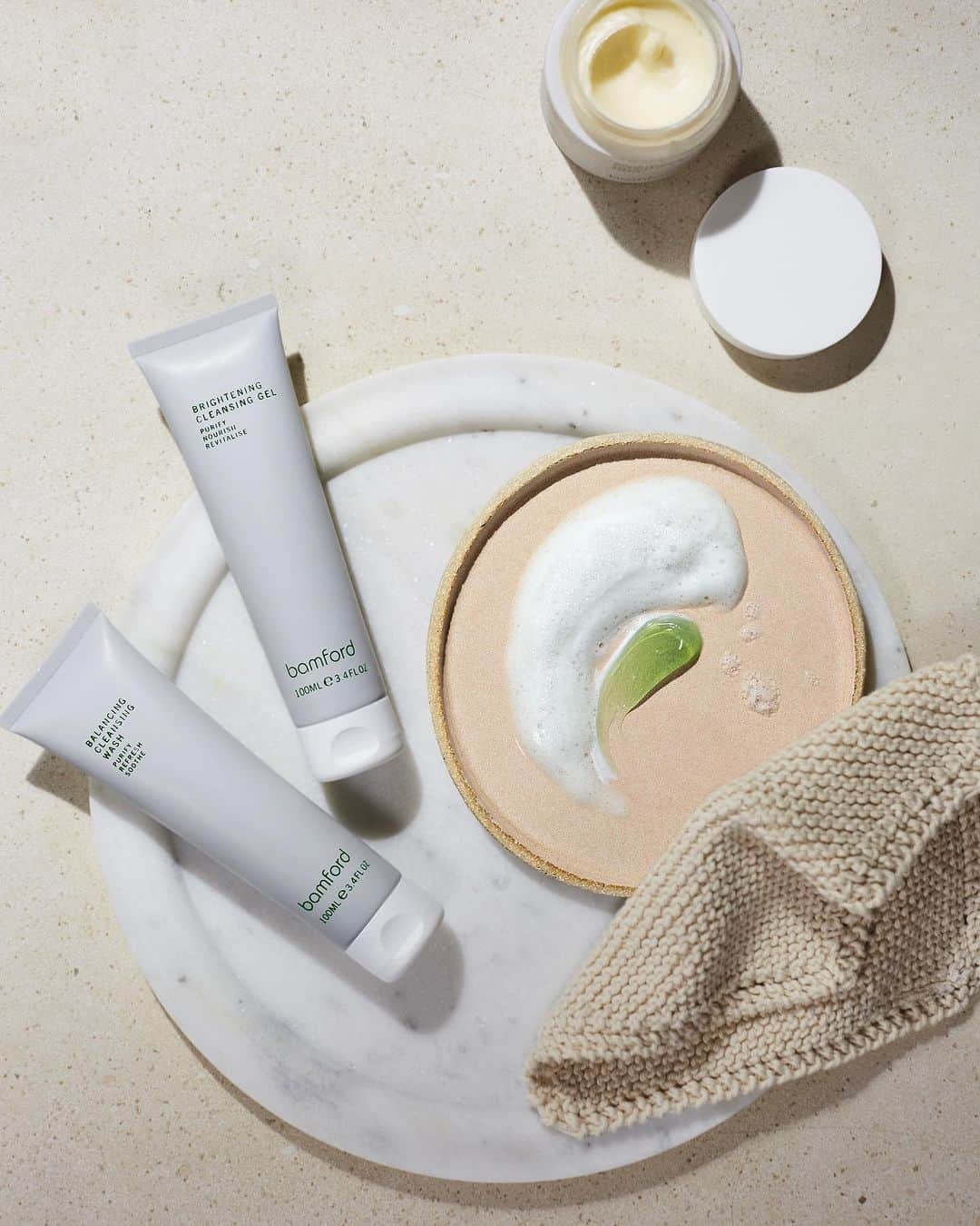 バンフォードさんのインスタグラム写真 - (バンフォードInstagram)「Refresh your skincare ritual in harmony with the changing seasons with these subtle switches. In the place of a foaming cleanser, use our Brightening Cleansing Gel and Nourishing Cleansing Balm, made with a blend of six protective oils to keep skin replenished all season long.  Shop skincare in-store and online 🤍  #bamford #bamfordwellness #skincare #winterskincare #skincareroutine」11月7日 5時02分 - bamford