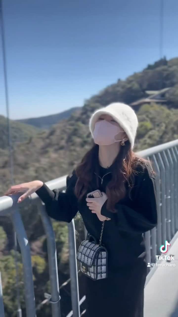 川猿てるみのインスタグラム：「三段峡の雪山をヒールで歩くとまあこうなる（笑） そして宮崎の吊り橋高くて上向いて歩くうぉんな❤️笑」