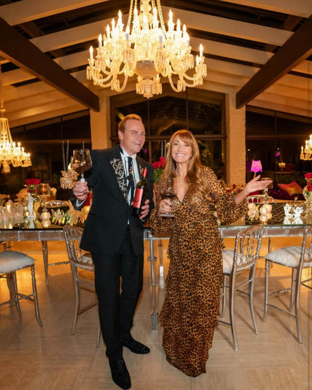 ジェーン・シーモアのインスタグラム：「Last night was a fantastic evening celebrating @theopenheartsfoundation and the launch of the 2021 Joy & Serenity Cabernet Sauvignon at @jc_boisset and @galloboisset’s private estate. 🍷😊 ⁣⁣ ⁣⁣ The funds raised will greatly benefit grant making and volunteer programs. Thank you all so much for your generosity. It is so exciting to be helping so many in need across the United States and inspiring our global family of volunteers. JC and Gina’s warm, giving hearts are incredible, they are brilliant hosts and philanthropists! ♥️⁣ ⁣ 📸: Dylan Elliot」