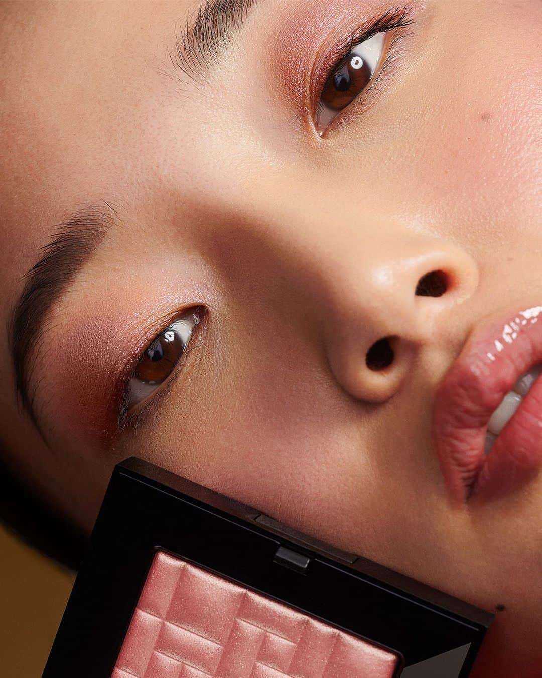 ボビイブラウンのインスタグラム：「Looking to get all dolled up? Try out our makeup favorites in the color of the year.  THINK PINK: • Long-Wear Cream Shadow Stick in Malted Pink: For soft pink lids, swipe across the eye and blend out with your finger • Dual-Ended Long-Wear Cream Shadow Stick in Nude Beach/ Pink Mercury: Add dimension by applying shimmery Pink Mercury along crease • Highlighting Powder in Sunset Glow: Sweep upward and across the cheek with our Angled Face Brush for a pink glow • Pot Rouge in Pale Pink: Press onto apples of cheeks with your fingers for a soft pink flush • Luxe Lipstick in Pink Cloud: Glide on for a flattering pop of pink  • Crushed Oil-Infused Gloss in Love Letter: Layer over lipstick for a multidimensional shine  Lead MUA: @cygmakeup Assisted by: @yubyleoce & @elainermakeup  #BobbiBrown #PinkLook #PinkMakeup #Beauty」