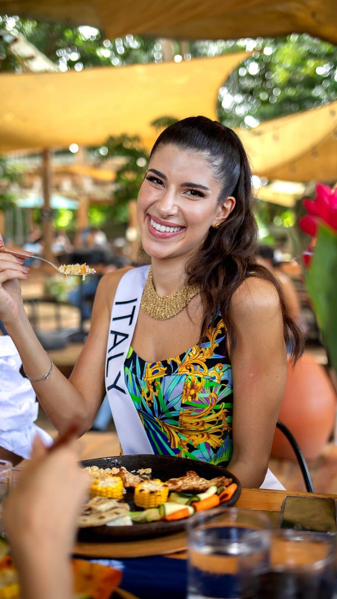 イリス・ミトゥネールのインスタグラム：「The queens 👑 han disfrutado de la rica comida salvadoreña. 🇸🇻  📍 @casa1800sv, Suchitoto   #72ndMISSUNIVERSE  #72MISSUNIVERSE」
