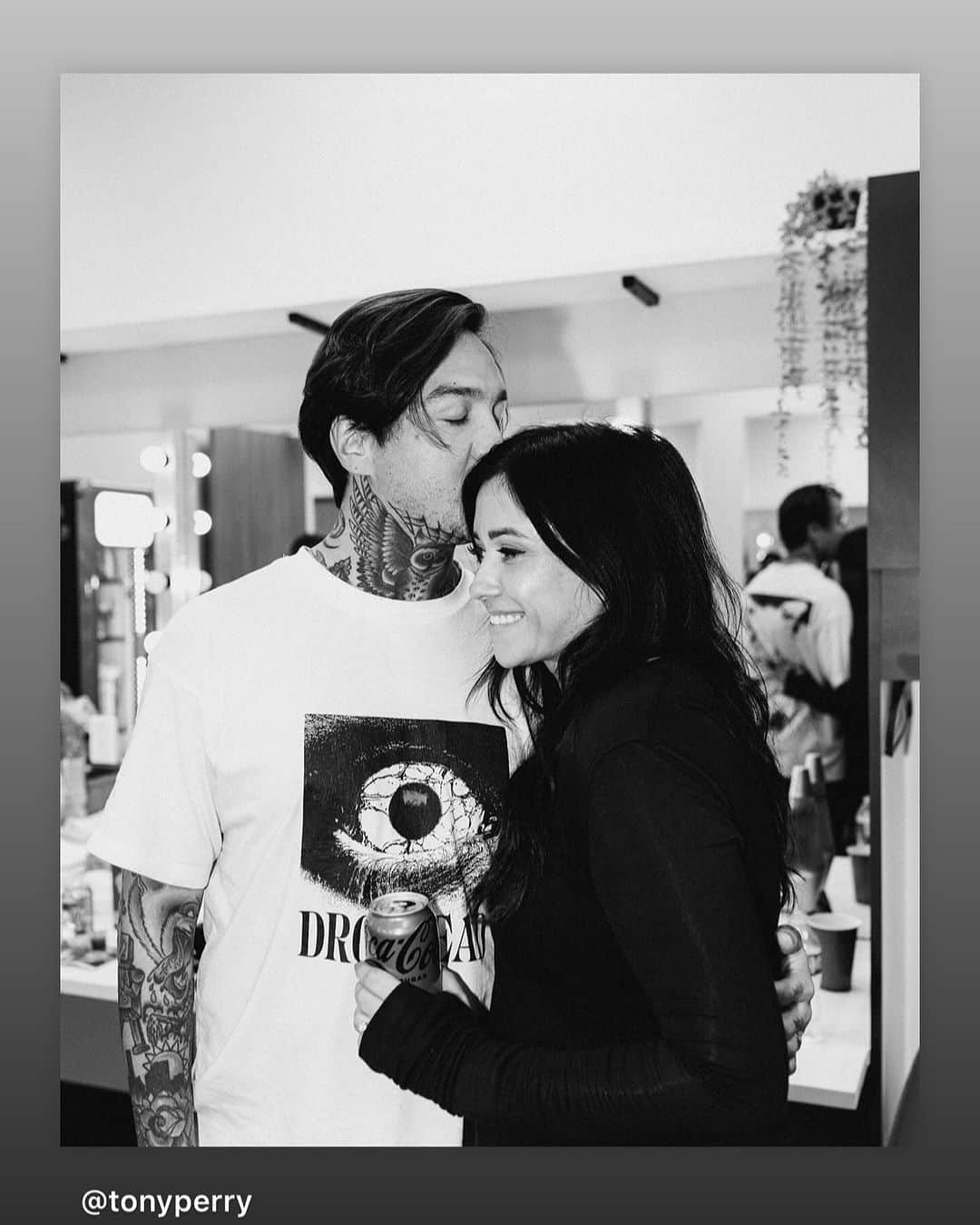 トニー・ペリーさんのインスタグラム写真 - (トニー・ペリーInstagram)「Celebrating year two with this beautiful girl! I love you so much @erinperry ❤️」11月7日 5時17分 - tonyperry