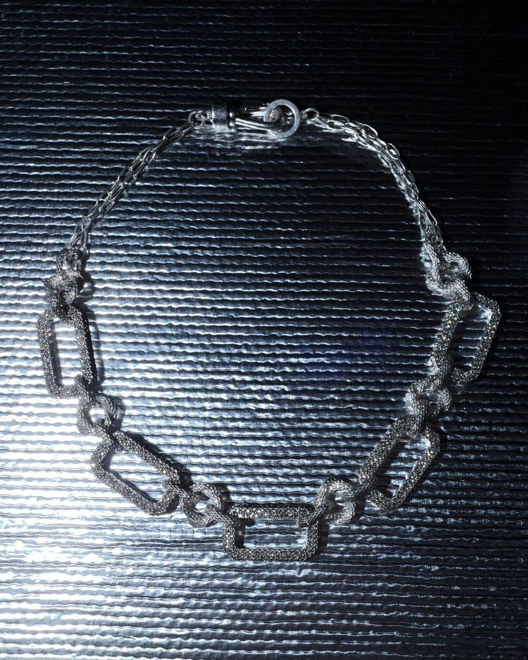 オールセインツのインスタグラム：「The Dara Link Necklace if ur in the mood to sparkle.」
