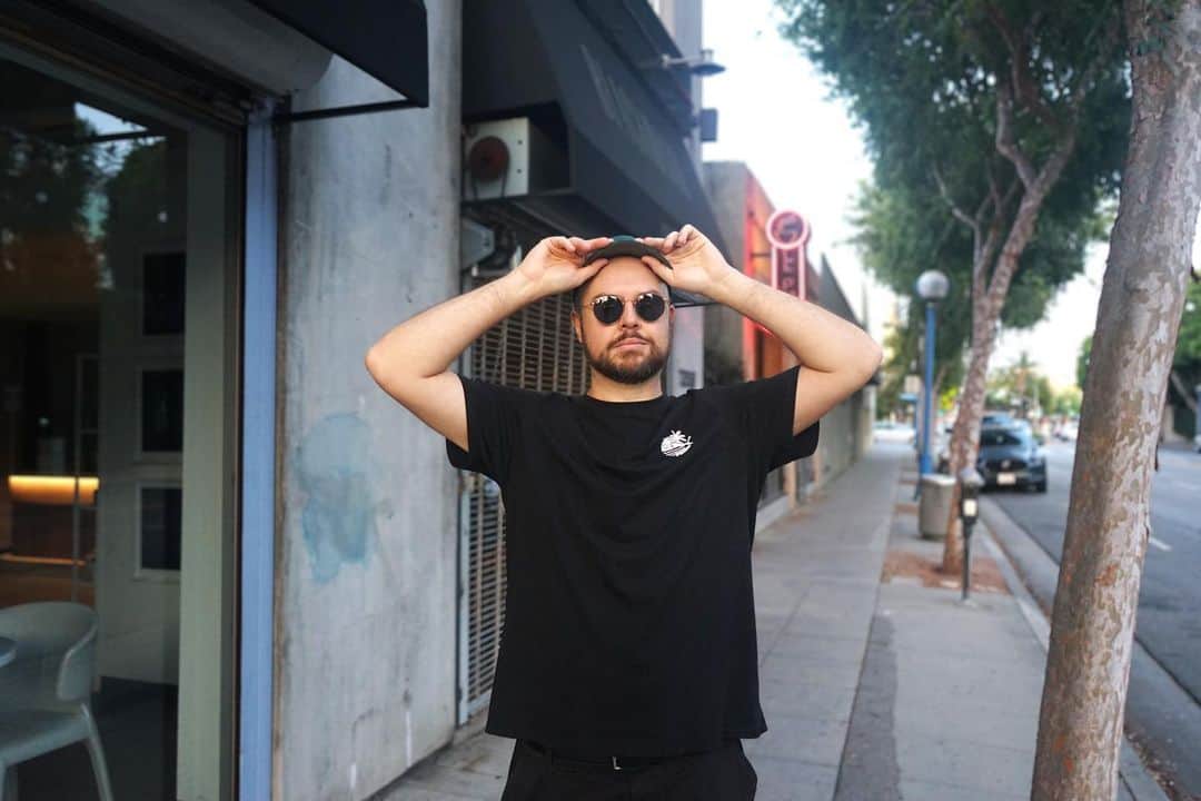 ジ・アストン・シャッフルのインスタグラム：「Suuuuuper excited to share that I’m dropping new music this week! Making this one was all about trying new ideas and just following my gut on what I liked the sound of, and funnily enough the result has a few bits that sound like some of the earlier days of Aston Shuffle music. “oh my god” is out this Thursday & you can pre-save it now - link in bio!」