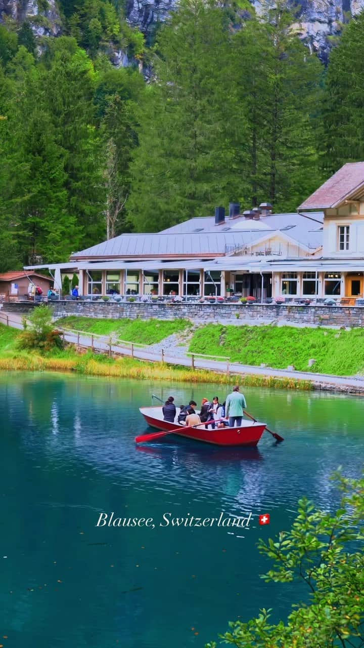 Awesome Wonderful Natureのインスタグラム：「Explore one of the most beautiful lake Blausee in Switzerland 🇨🇭 #blausee #switzerland #lake #swiss ✈️」