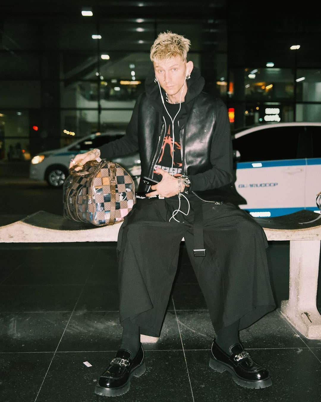 Young Gunnerさんのインスタグラム写真 - (Young GunnerInstagram)「stop what your doing this content is very important. 🍌🇧🇷 📸 @samcahill」11月7日 5時32分 - machinegunkelly