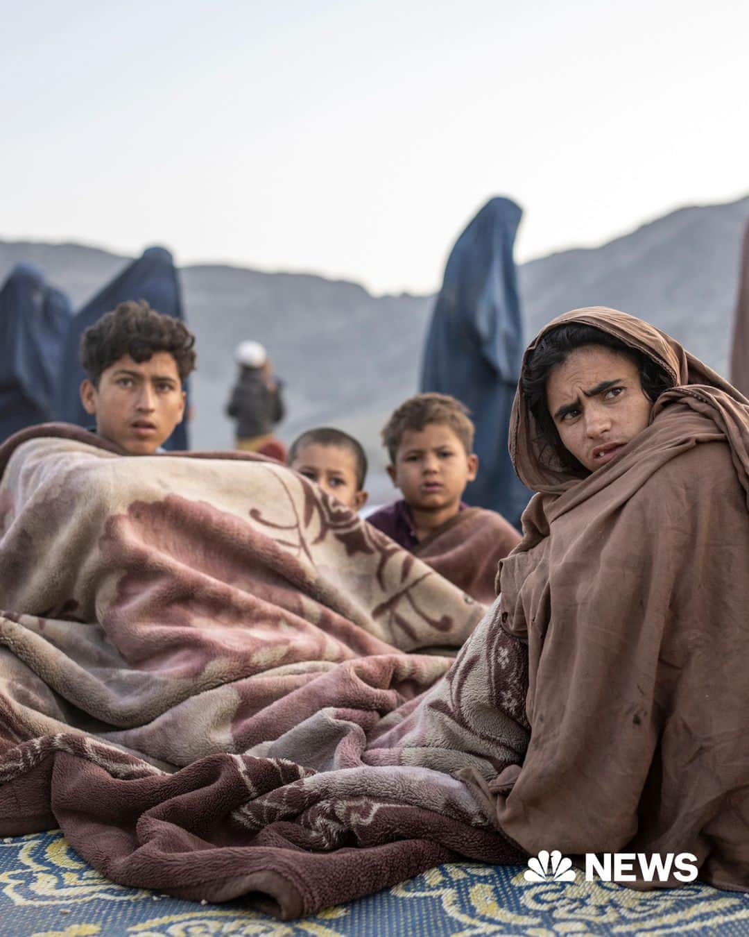 NBC Newsのインスタグラム：「Hundreds of thousands of Afghans have left Pakistan in recent weeks as authorities pursue foreigners they say are in the country illegally, going door to door to check migrants’ documentation. Pakistan set Oct. 31 as a deadline to leave the country or else they’d be arrested as part of a new anti-migrant crackdown.  Aid agencies said there is limited access to drinking water, no heating source other than open fires, no lighting, and no toilets. There is open defecation and poor hygiene. U.N. agencies and aid groups are setting up facilities with thousands of people entering Afghanistan every day.  "There are families who have nothing here, no land, no home. They are just living under the open sky. No one is helping,” said Kayal Mohammad, who was not allowed to take any belongings with him.   Read more at the link in bio.  📷️ Ebrahim Noroozi / AP ; Wakil Kohsar / AFP ;」