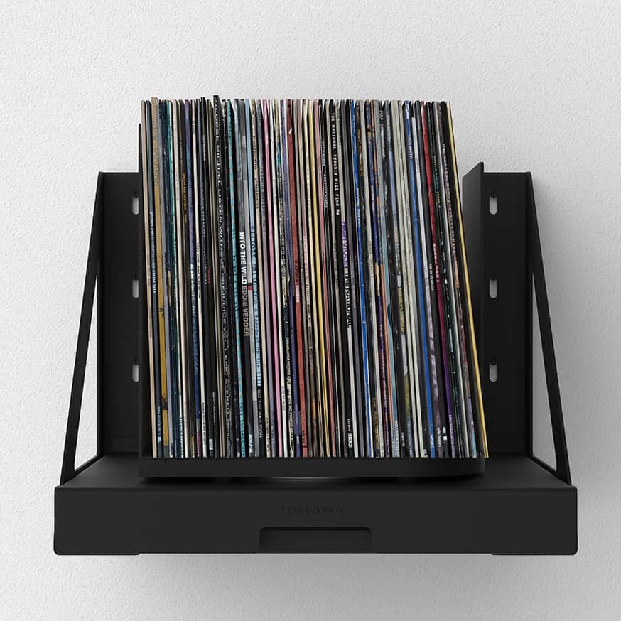 Design Milkさんのインスタグラム写真 - (Design MilkInstagram)「Love collecting vinyl, but having trouble figuring out how to store or display it all? 🥴  Born out of a vinyl lover's dream, the new @toneoptic rpm is here to make things easier! Designed by Fabian Geyrhalter, it features a patent-pending 90-degree rotation mechanism that's a huge game-changer. Whether it's on your wall or table, it holds 60-75 records -- offering easy organization + a seamless flip-through experience so you can rediscover all your vinyl gems! 🎶 \\\ See it in action at the link in bio. 🔗」11月7日 5時34分 - designmilk