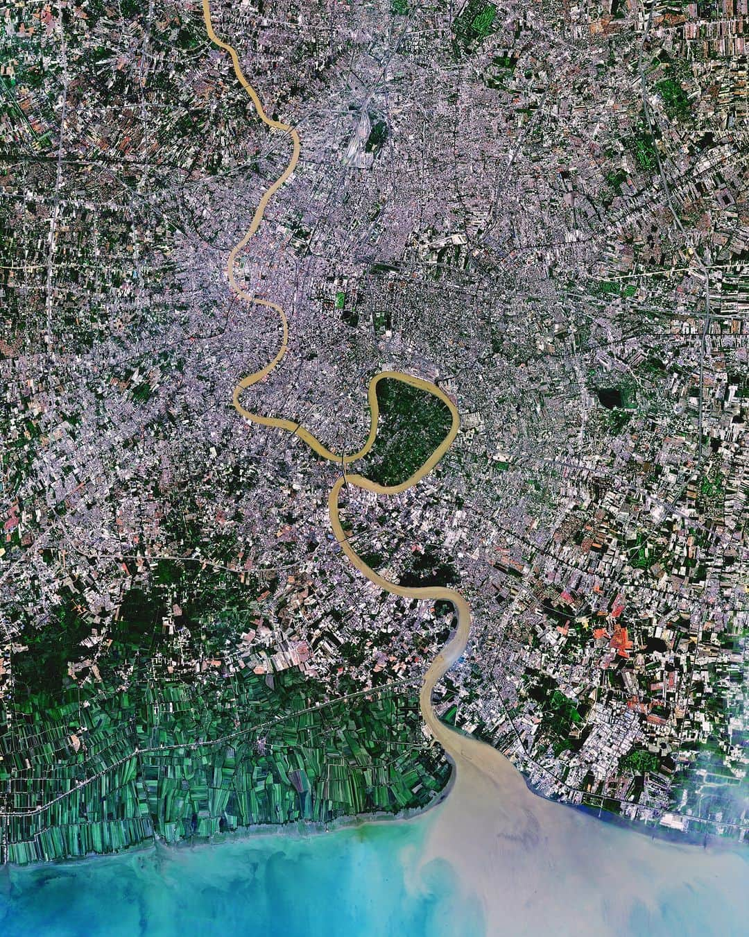 Daily Overviewのインスタグラム：「Bangkok, the capital city of Thailand, is a sprawling urban center home to more than 10 million people. It is one of the most densely populated cities in the world, with an average of about 14,000 people per square kilometer. Located on the Chao Phraya River, it is a city of vibrant contrasts, with ancient temples still standing amid modern skyscrapers.  Created by @dailyoverview  Source imagery: @planetlabs」