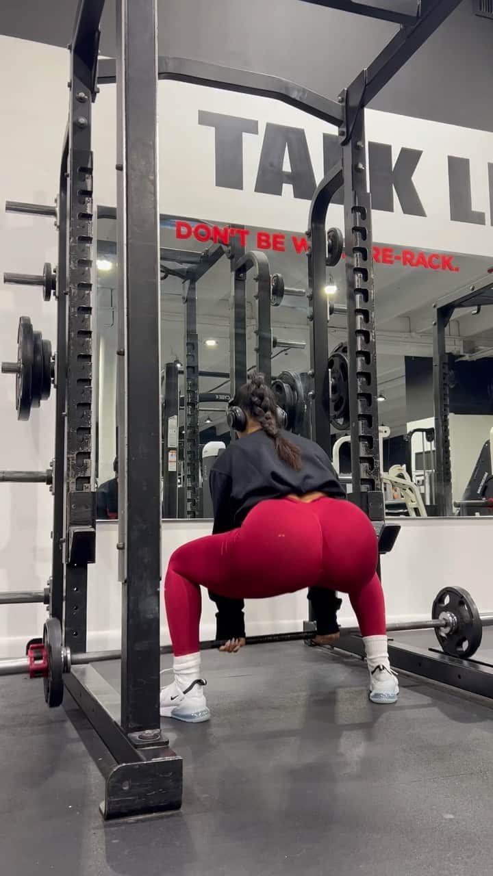 Katya Elise Henryのインスタグラム：「That ass in the gym… squat life 👏🏽 sneak peek of day 1 of my newest challenge LESS TALK, MORE SQUATS, starting November 13th 🍑 @wbkfit」