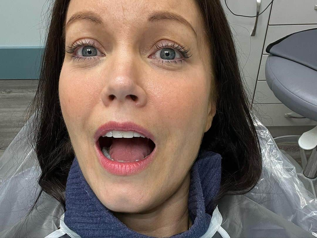 ベラミー・ヤングさんのインスタグラム写真 - (ベラミー・ヤングInstagram)「These amazing humans at @jcendony gave me a #RootCanal today!! 🦷😱🎉 But they made it somehow fun- & not TOO awful. 🤓 Thank you, Dr Joshua Chubak for being great at what you do & for explaining all those scary sounds as they were happening. 😳 And thank you to the whole staff for being so wonderful! 🥰  If your mouth is hurting- try not to let it go as long as I did🤦🏻‍♀️. It's the 21st century, & a root canal isn't as bad as the stories I used to hear!  Take good care of yourselves, everybody- both your mental & physical health. I'm sending each of you so much love!  And TY, Team #JCEndodontics !! ❤️💗❤️💗❤️ ps: Dr C, the anesthesia is just starting to wear off- I'ma take my first med pack now😳👍」11月7日 5時41分 - bellamyyoung