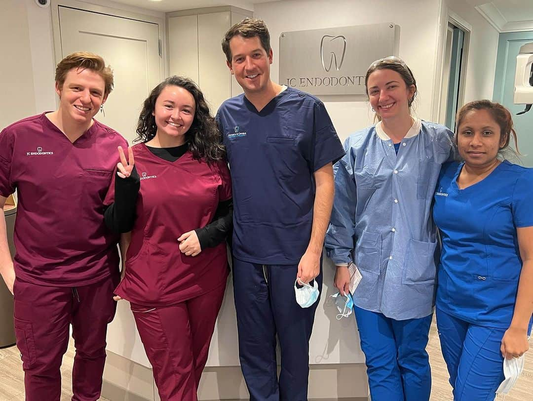 ベラミー・ヤングのインスタグラム：「These amazing humans at @jcendony gave me a #RootCanal today!! 🦷😱🎉 But they made it somehow fun- & not TOO awful. 🤓 Thank you, Dr Joshua Chubak for being great at what you do & for explaining all those scary sounds as they were happening. 😳 And thank you to the whole staff for being so wonderful! 🥰  If your mouth is hurting- try not to let it go as long as I did🤦🏻‍♀️. It's the 21st century, & a root canal isn't as bad as the stories I used to hear!  Take good care of yourselves, everybody- both your mental & physical health. I'm sending each of you so much love!  And TY, Team #JCEndodontics !! ❤️💗❤️💗❤️ ps: Dr C, the anesthesia is just starting to wear off- I'ma take my first med pack now😳👍」