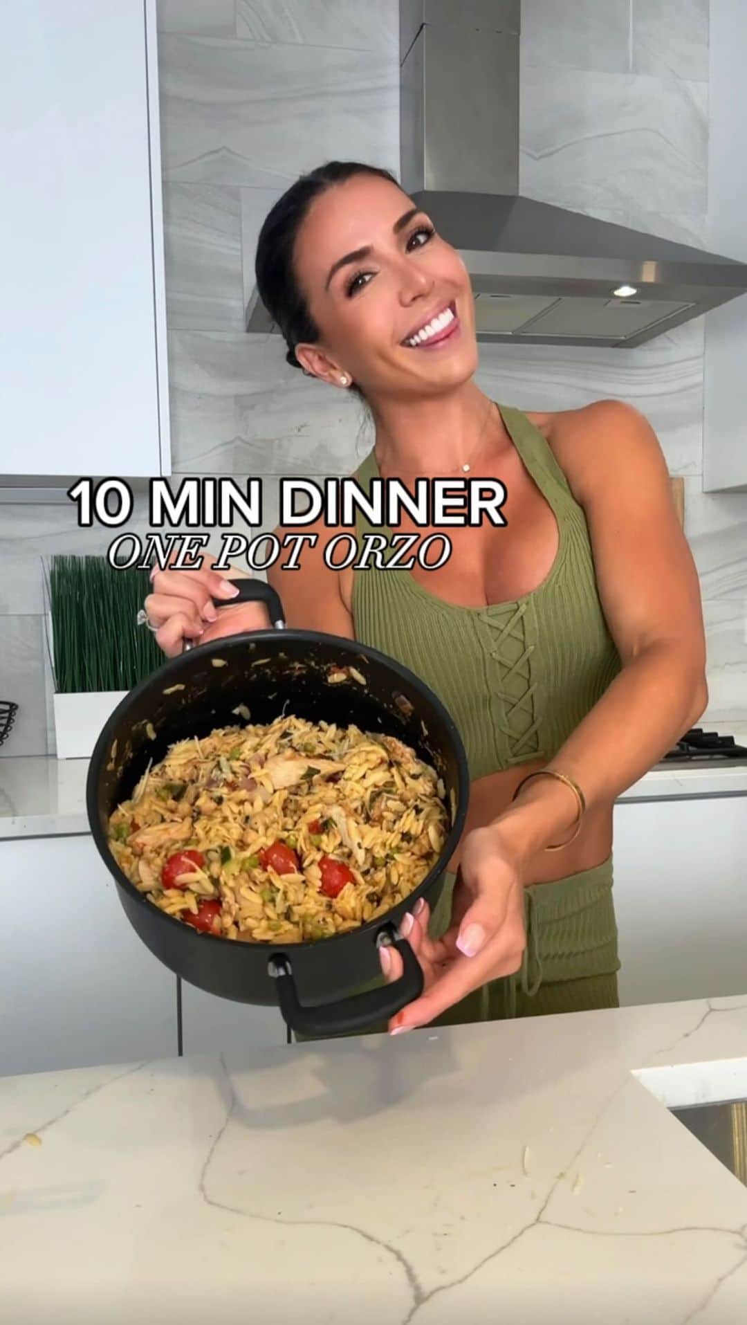 Ainsley Rodriguezのインスタグラム：「10 MINUTE ONE-POT HEALTHY ORZO recipe 🍝 . This is the perfect quick and easy dinner or meal prep that the entire family can enjoy! .  Ingredients: 1 tbsp olive oil 3/4c red onion 1tbsp minced garlic 1 can chickpeas rinsed and drained 2c cherry tomatoes 1c diced zucchini 16 oz orzo 5 cups water 1c frozen peas 2c chopped spinach 22oz @justmeats.co use CODE: Ainsley15 for $15 OFF . Instructions: 1. In a large pot on medium heat, sauté onion, garlic, tomatoes, zucchini and chickpeas for a few minutes. 2. Pour in the orzo and water 3. About halfway through cooking add peas, spinach & chicken 4. This should take about 10 minutes! Taste orzo when the liquid is absorbed and make sure it’s tender to your liking. 5. Sprinkle with Parmesan and enjoy! . #10minutedinner #onepotmeal #easydinner #easymeals #healthydinner」