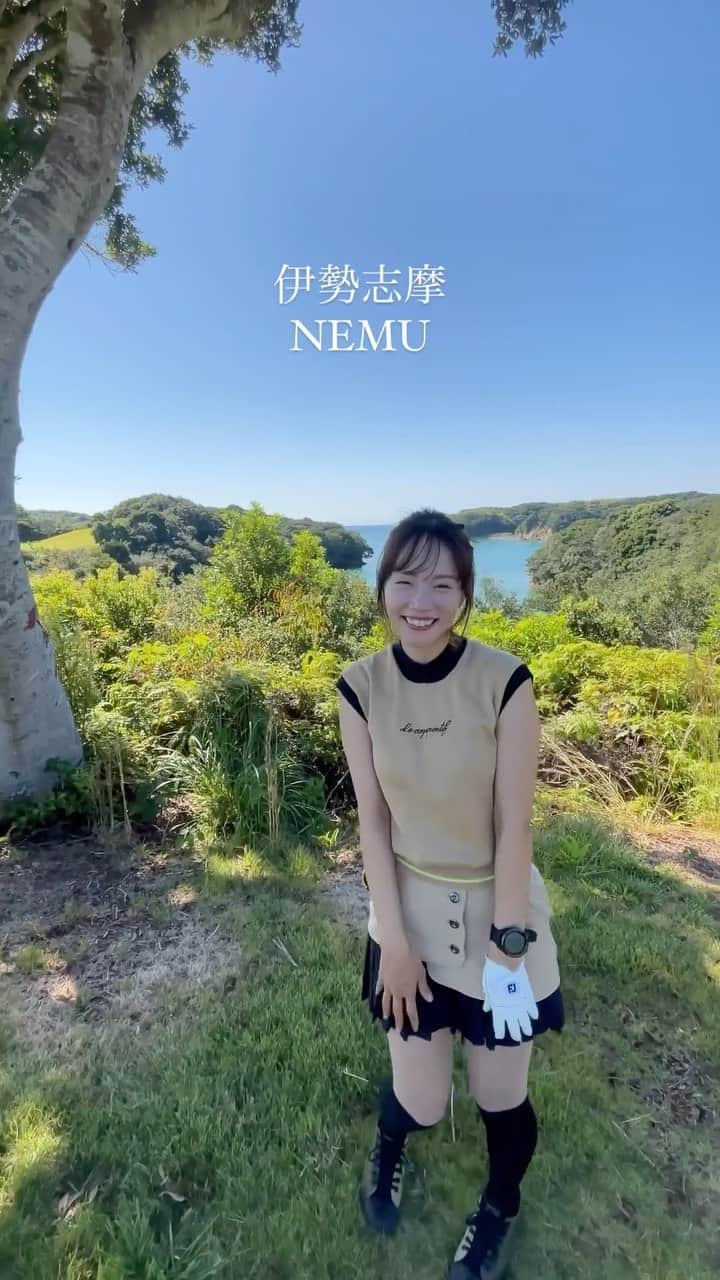 古田ちさこのインスタグラム：「💙 NEMU GOLF CLUB  三重に行ってきたよ⛳️  GDOの景観が高評価なゴルフ場ランキングで一位を獲ったこともあるNEMU🥇15番ホールのお茶屋さんから望む英虞湾、お天気も良くて絶景でした✨  この日はパットが絶好調でベスト29パット😳 (でもこの日以降不調。あるある。笑)  翌日は6月ぶりの鳥羽水でキラちゃんメイちゃんに再会してきました🦦💗可愛すぎる…。月初に福岡でリロくんにも会ってるので10月はラッコ月間でした🤭  ウェアは @lecoqsportifgolf_rijoume ⸝⋆  今季の新作だよ🍂 インナー着てたけど暑くてノースリに❥❥❥  #nemugolfclub #nemu #ネムリゾート #nemuresort #合歓 #合歓の郷 #pr #リジューム #rijoume #ルコックゴルフ #ルコックスポルティフ #lecoq #lecoqgolf #lecoqsportifrijoume #ゴルフコーデ #ゴルフ女子 #ゴルフ女子コーデ #ゴルフウェア #ラッコ #seaotter #三重旅行 #伊勢志摩旅行 #伊勢志摩 #三重ゴルフ #絶景スポット #絶景 #鳥羽水族館 #キラメイてる #キラちゃん #メイちゃん」