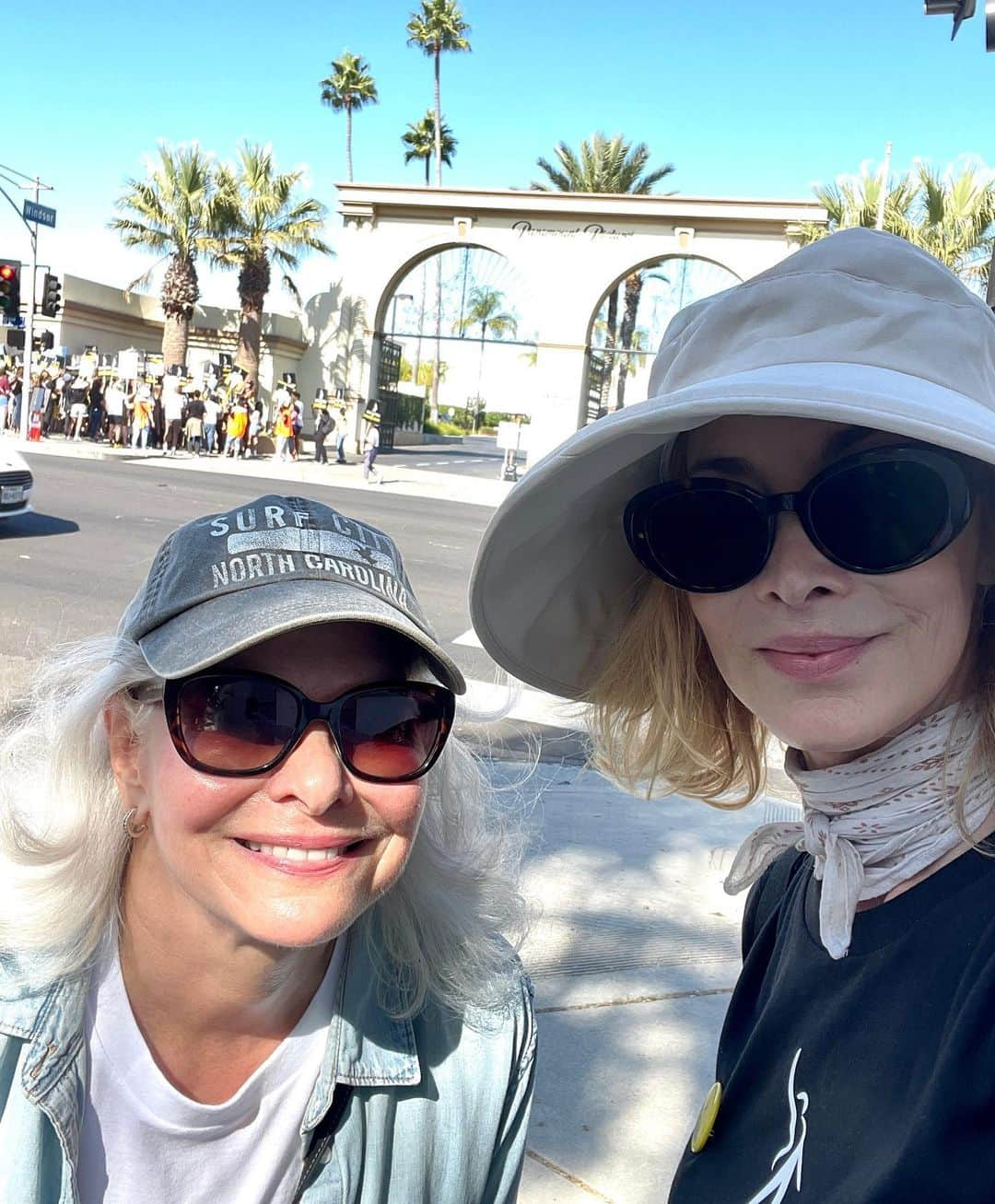 シャロン・ローレンスのインスタグラム：「Back on the @sagaftra #strike line with a new friend and #NorthCarolina home girl @lisapescia . Discussing shared #eras in the business made for an uplifting day 116 of the #sagaftrastrike #sagaftrastrong」