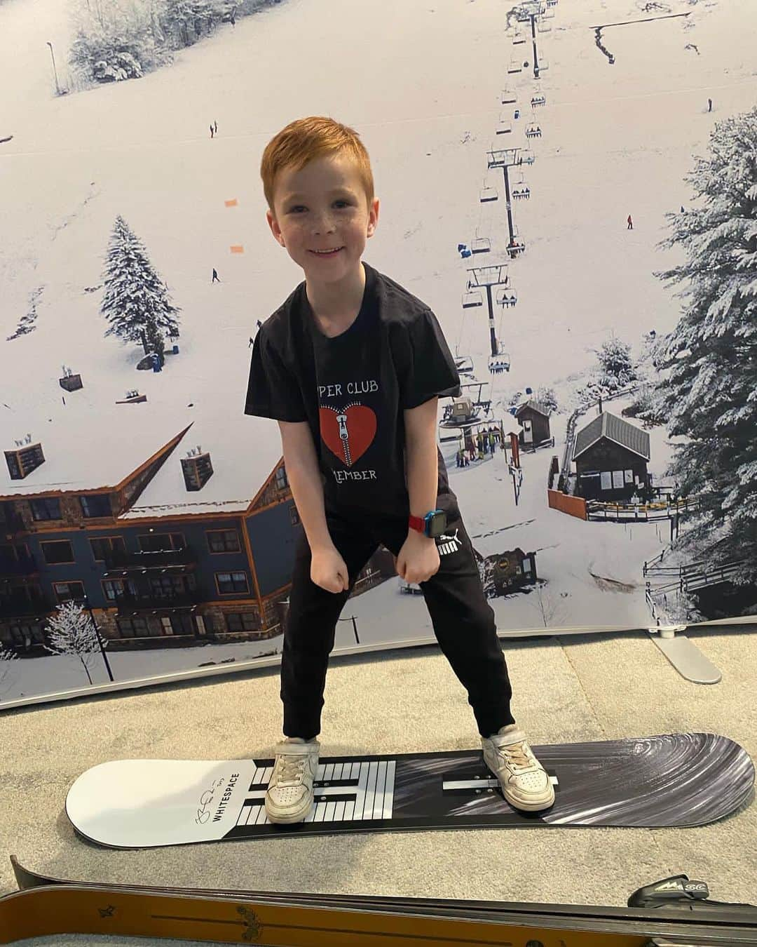 ショーン・ホワイトさんのインスタグラム写真 - (ショーン・ホワイトInstagram)「I had the honor of meeting Carter at the Snowbound Expo, and he actually has the same heart condition as me (TOF). Hearing his story really touched me and reminded me of myself as a kid. During my heart surgeries, it was a really difficult time for my family, so I really feel for families going through the same experience. I sent this photo to my mom, and she cried and said, “he looks just like you as a boy.” I had to send him home with a new @whitespace_____ board so he can crush this winter!」11月7日 5時46分 - shaunwhite