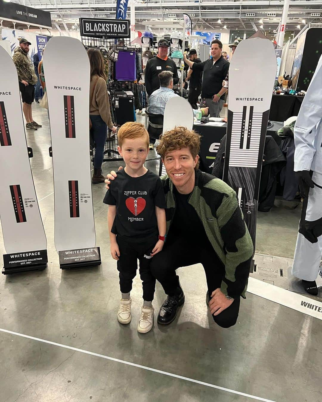 ショーン・ホワイトのインスタグラム：「I had the honor of meeting Carter at the Snowbound Expo, and he actually has the same heart condition as me (TOF). Hearing his story really touched me and reminded me of myself as a kid. During my heart surgeries, it was a really difficult time for my family, so I really feel for families going through the same experience. I sent this photo to my mom, and she cried and said, “he looks just like you as a boy.” I had to send him home with a new @whitespace_____ board so he can crush this winter!」