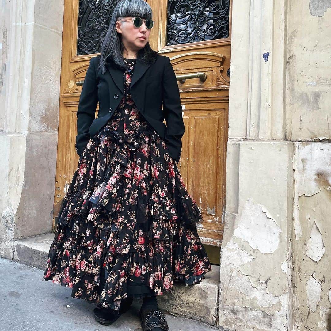 大森美希のインスタグラム：「So dull and dark are the November days. Keep warm, and stay happy.  Floral Jacket Coat Dress: Comme des Garçons Under Skirt: Comme des Garçons Sandals: Simone Rocha  Thanks @rurinenoi   #commedesgarcons #paris commdesgarçons #fashion #commedesgarconsaddiction #mode #streetstyle #streetsnap #cdg #reikawakubo #peoplewearingcommedesgarcons   #コムデギャルソン #パリ #ストリートスタイル #ストリートスナップ #ストリートファッション #川久保玲 #ファッション #モード #ギャルソン好き」