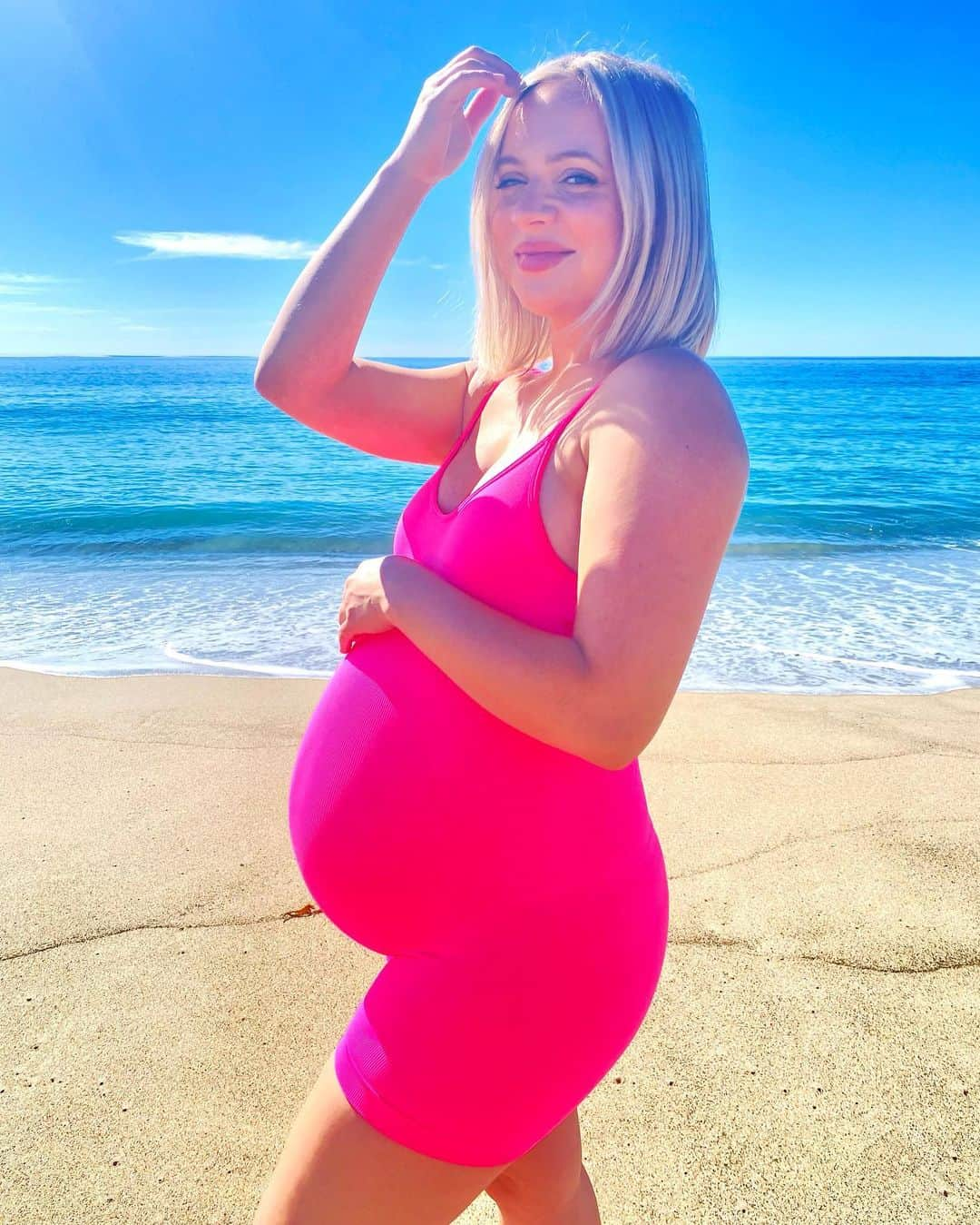 マディリン・ベイリーさんのインスタグラム写真 - (マディリン・ベイリーInstagram)「They say to take a few pictures during your pregnancy even if your not feeling great or looking your best because you’re going to look back one day and want to remember it.  This was a really good day.  37 weeks in and can’t wait to meet her! 💕」11月7日 5時51分 - madilynbailey