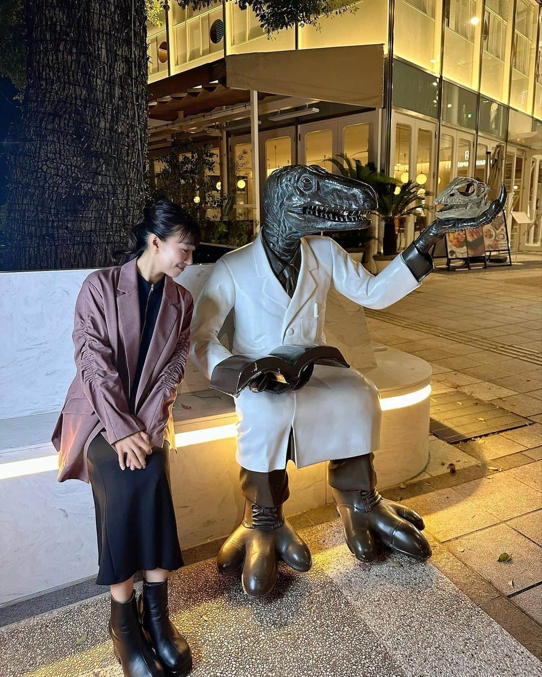 藤田舞美さんのインスタグラム写真 - (藤田舞美Instagram)「❁︎ 恐竜先生、質問です👩‍🏫🦕 11月だというのにこんなに暖かくて、秋というより春みたいで、日本は一体どうなってしまったのでしょうか🤔 * でも週末からはぐっと気温下がるらしいですね🥶 体調お気をつけ下さい🥺 * #11月 #秋 #暖秋 #恐竜 #表参道 #仕事帰りの一枚 #アナウンサー #フリーアナウンサー #mc #ホリプロアナウンス室」11月7日 5時52分 - maimifujita