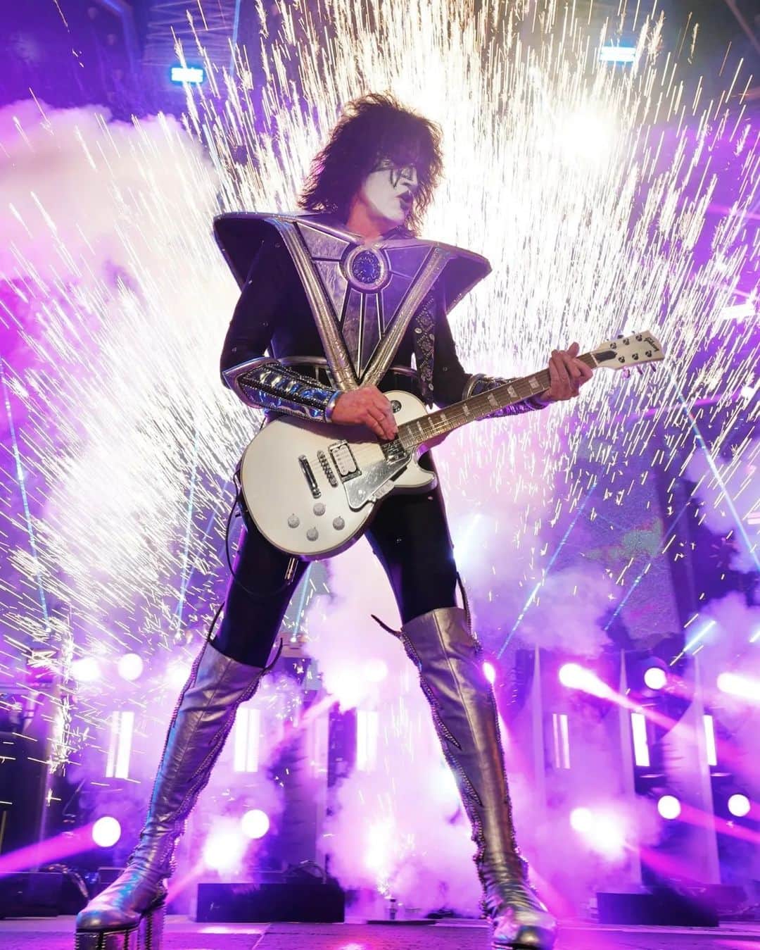 KISSさんのインスタグラム写真 - (KISSInstagram)「#SEATTLE! Tonight's the night...Our FINAL time together. Be ready, We are! #EndOfTheRoadTour @climatepledgearena  Photos: Keith Leroux」11月7日 5時53分 - kissonline